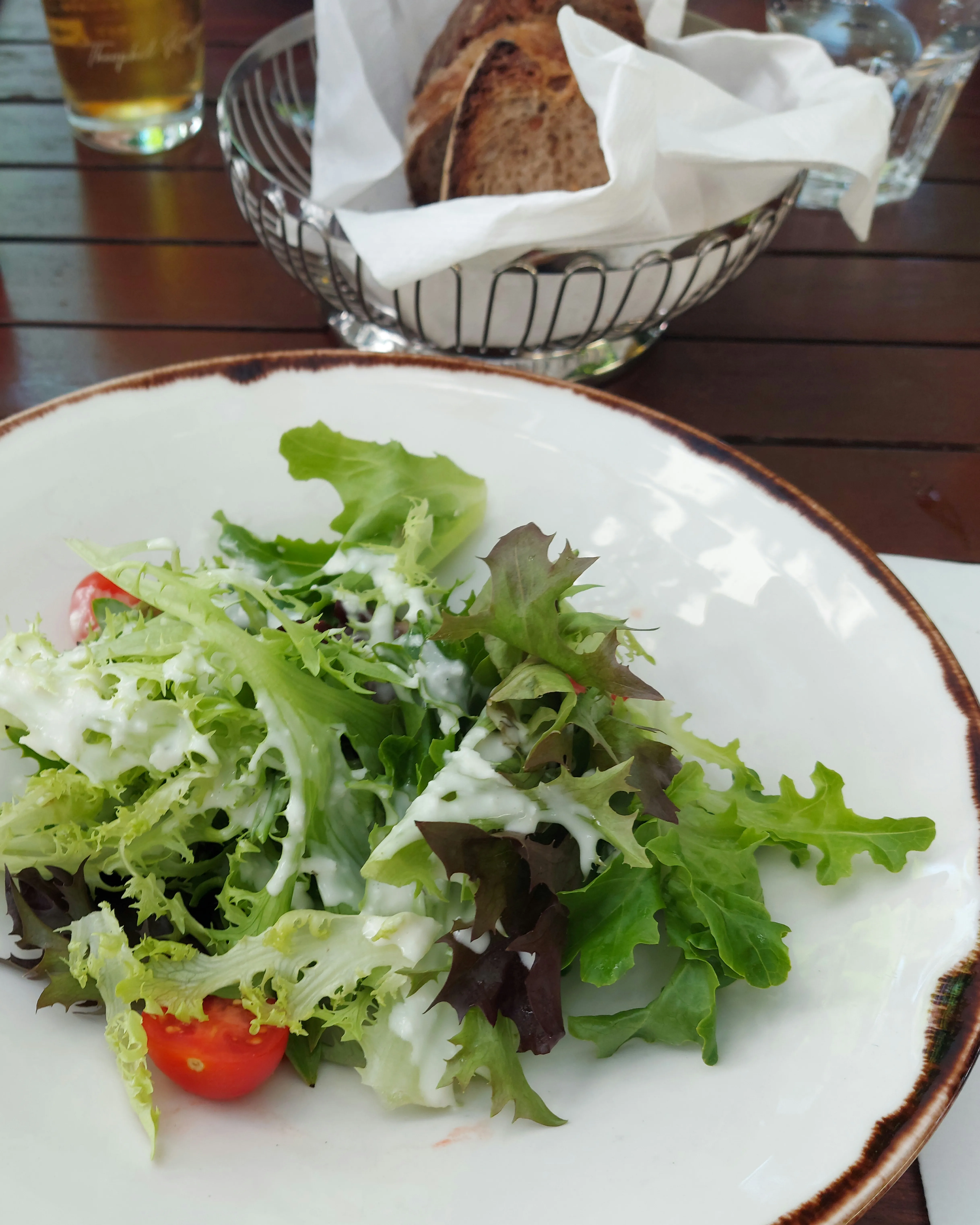 Grüner Salat mit Brot im Beaulieu Bern
