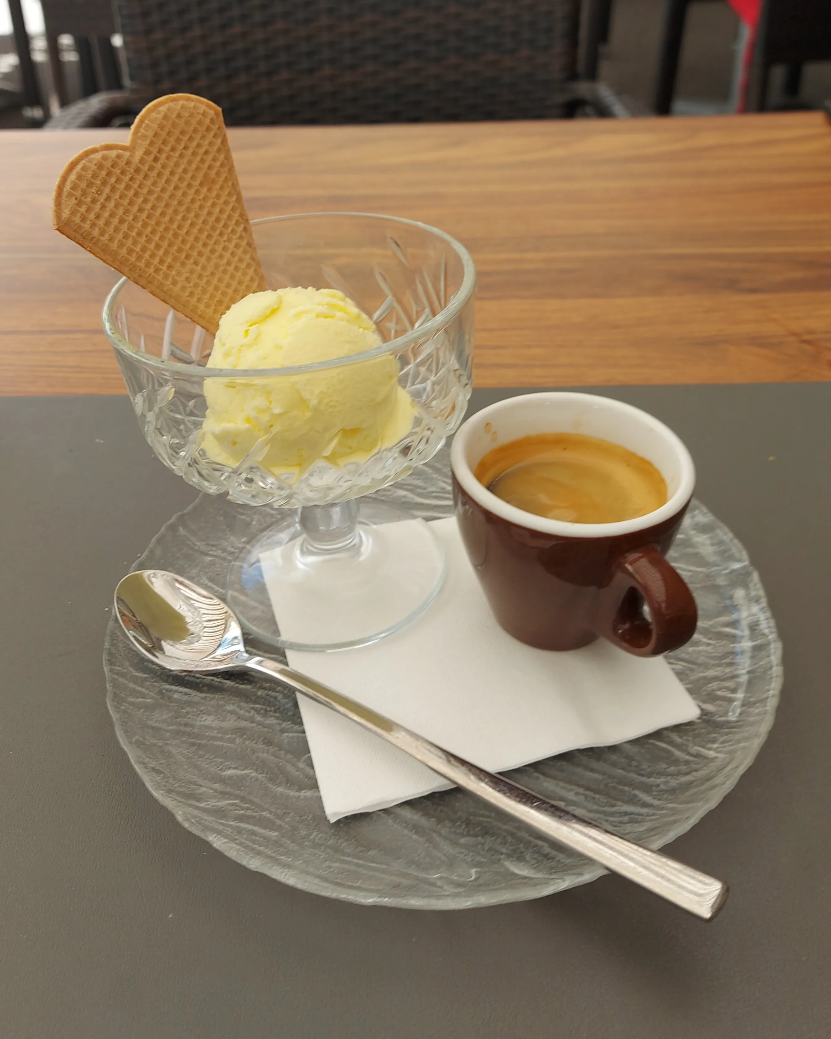 Affogato – Vanilleglace mit Espresso im Calabrisella Bern