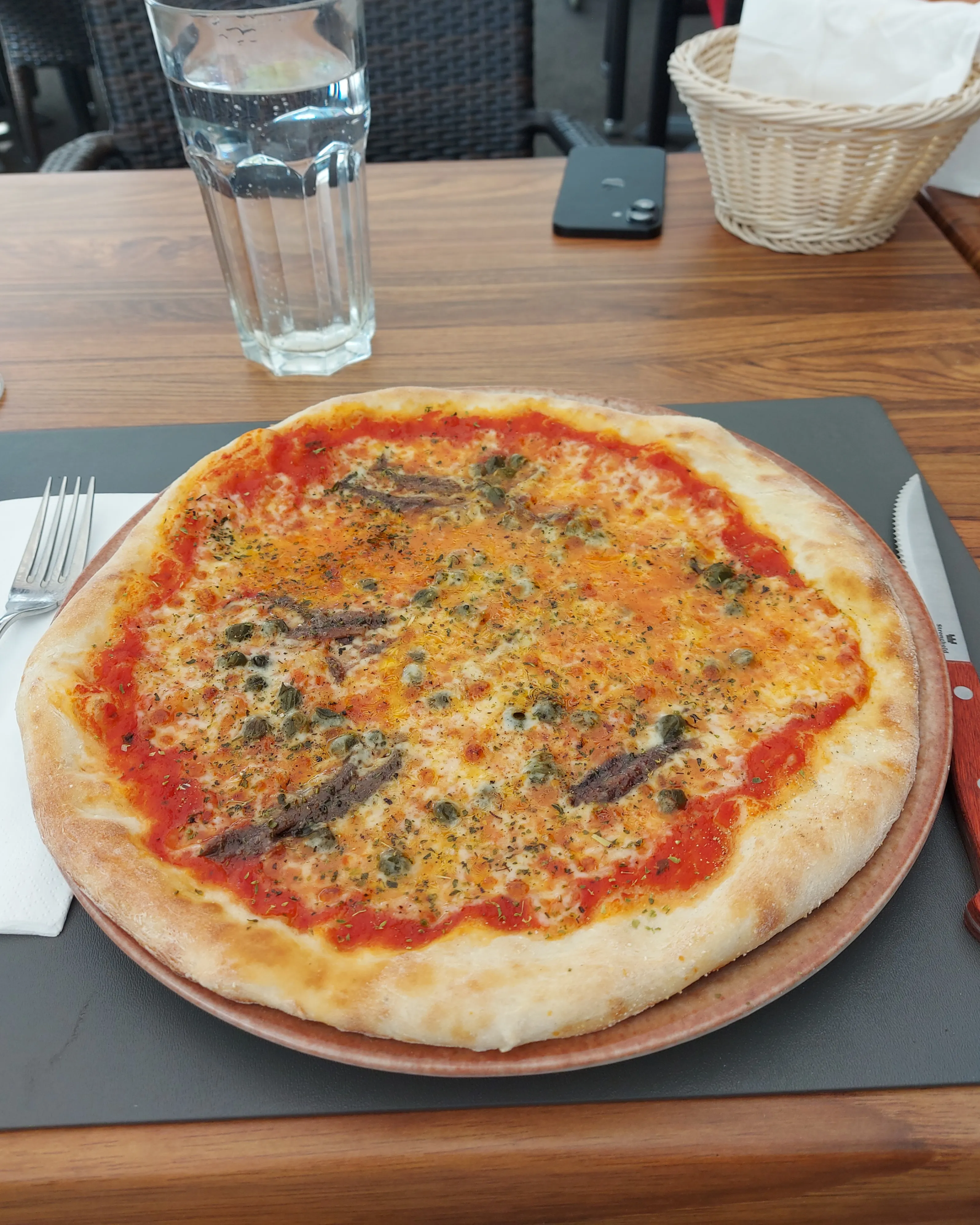 Pizza Napoli mit Sardellen und Kapern im Calabrisella Bern