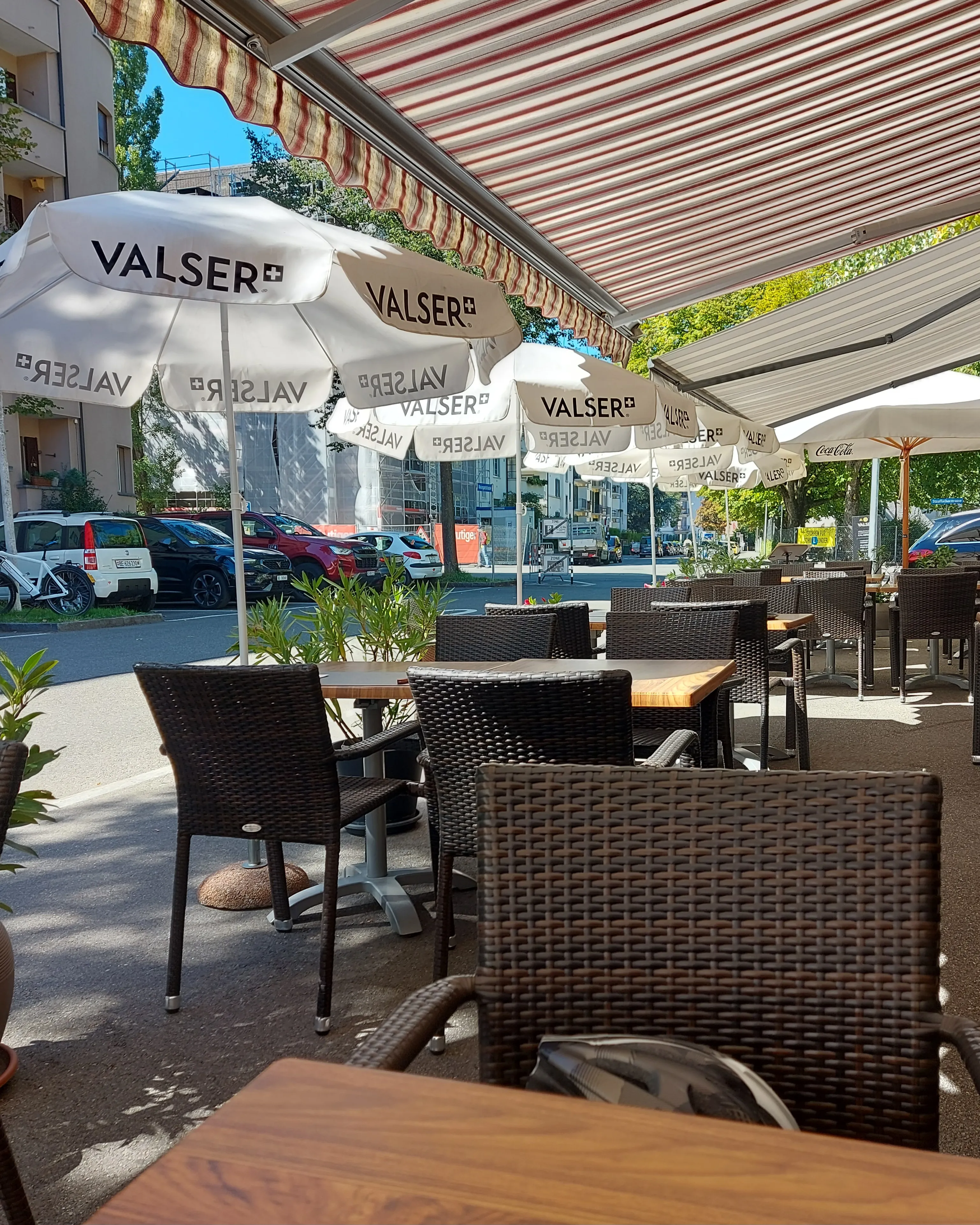 Aussensitzplatz der Calabrisella unter Sonnenschirmen