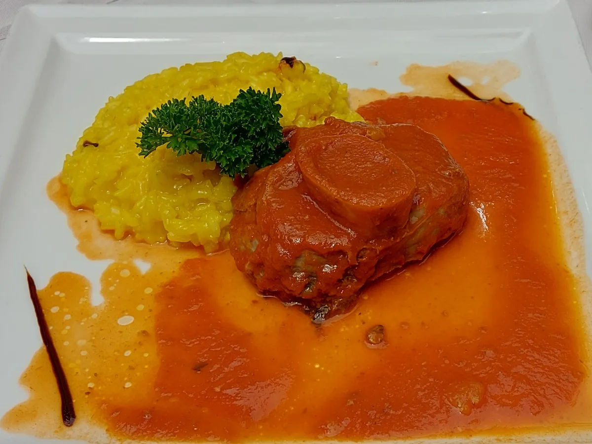 Ossobuco at Casa d'Italia Bern – veal shank with saffron risotto