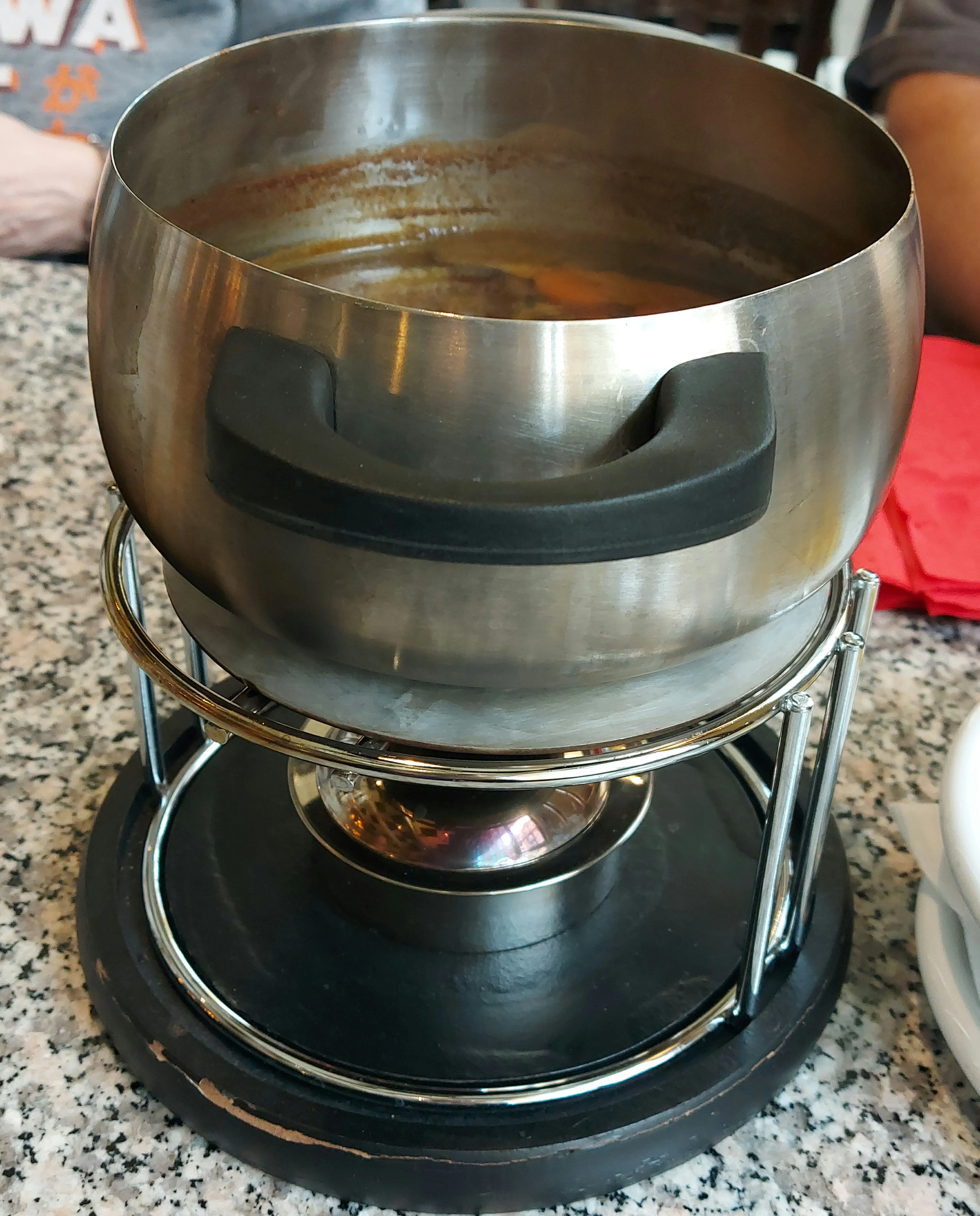 Chlyne Hecht Bern – Spritbrenner und Pfännchen mit Bouillon für das Fondue Chinoise