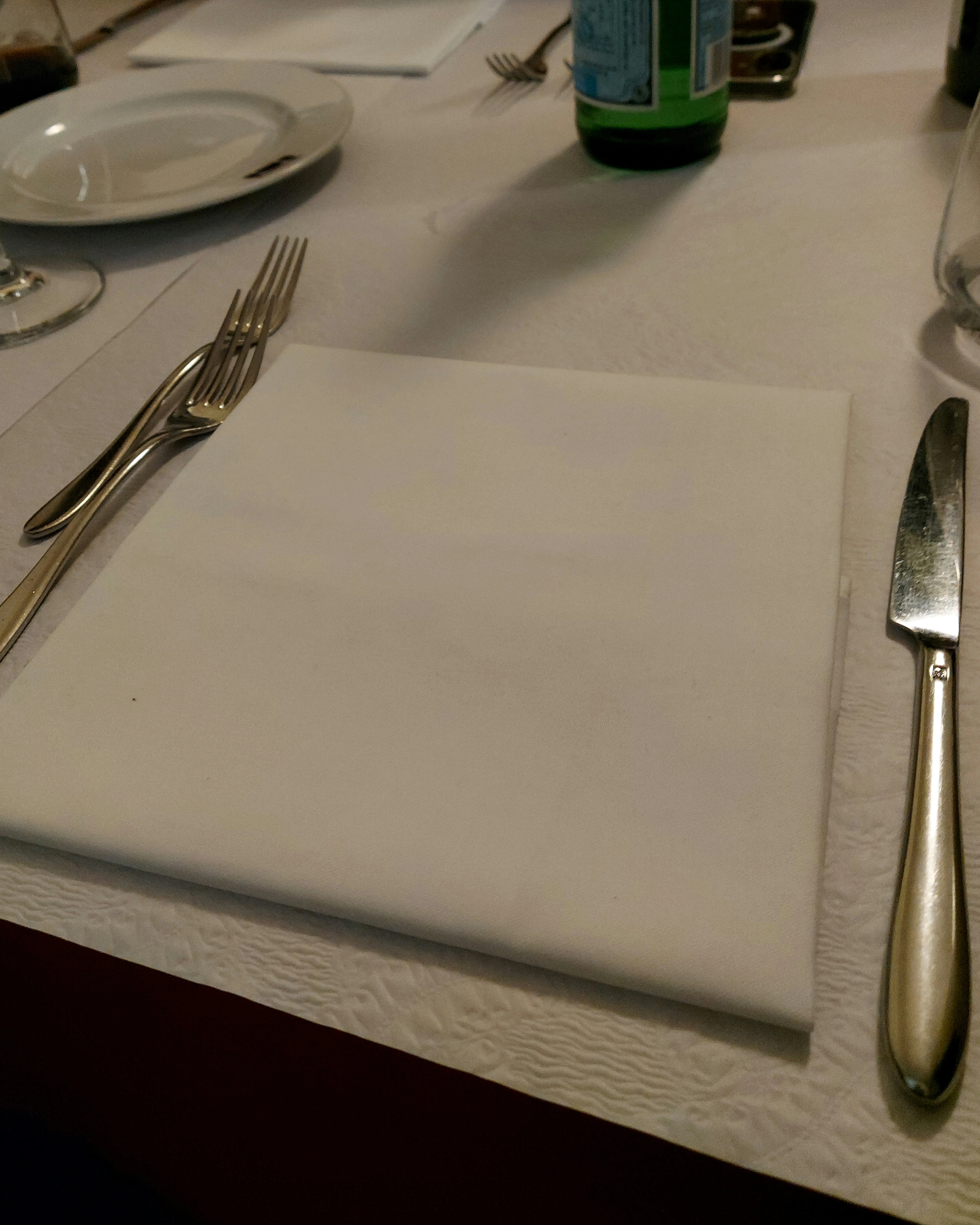Commerce Bern – set table with white tablecloth