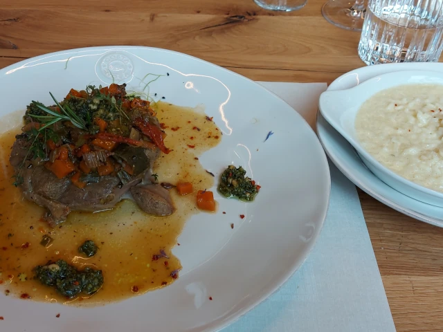Ossobuco with Parmesan risotto at Contra Corrente in Bern