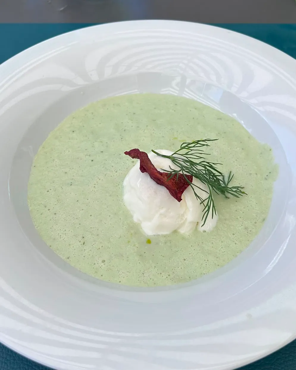 Gurkenkaltschale mit Sauerrahmglace und Dillöl im Restaurant Dählhölzli