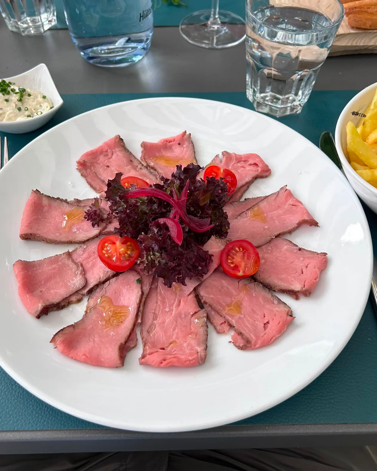 Roastbeefteller mit Sauce Tartare und Pommes Frites im Restaurant Dählhölzli
