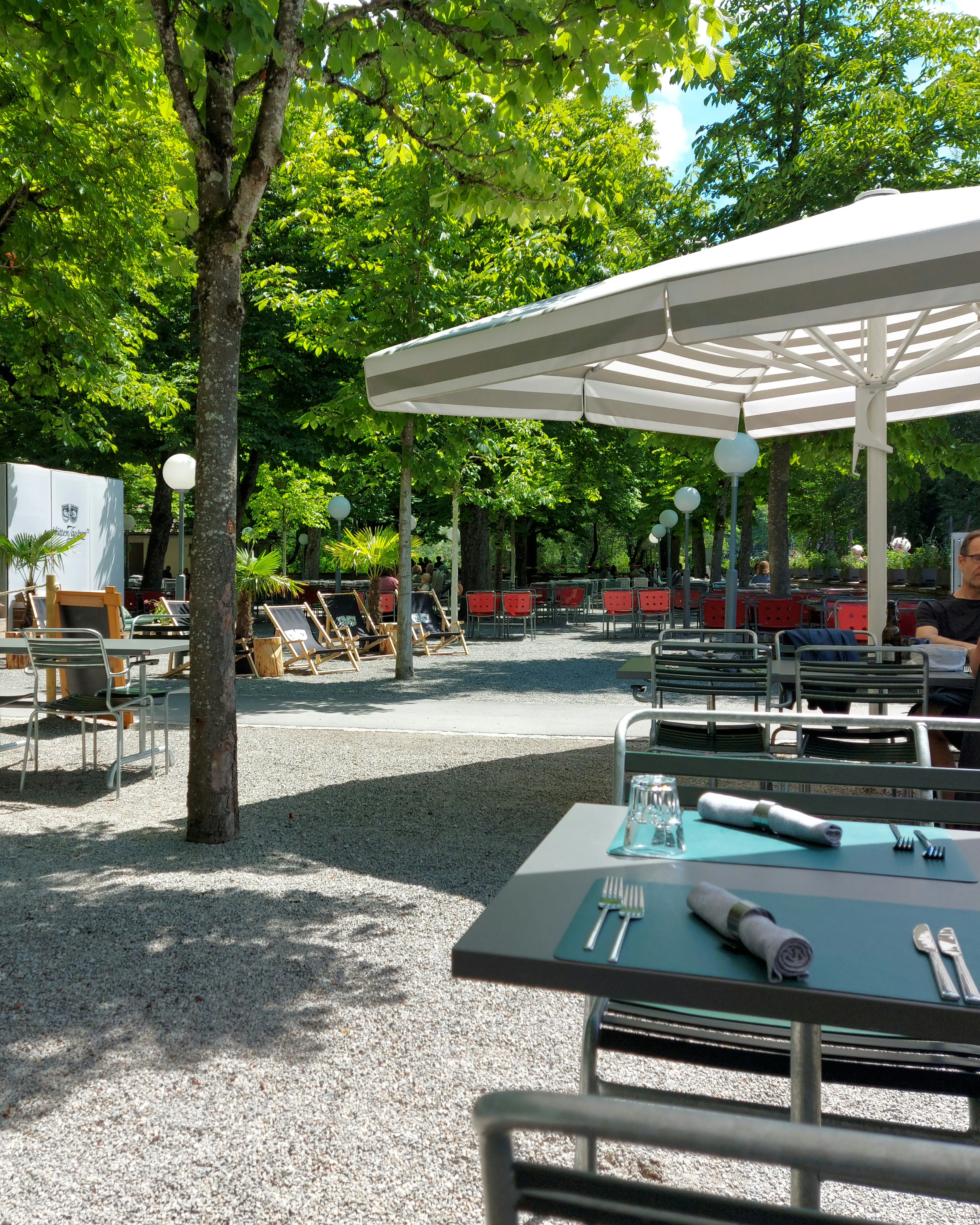 Terrasse des Restaurant Dählhölzli mit Sonnenschirmen unter Kastanienbäumen