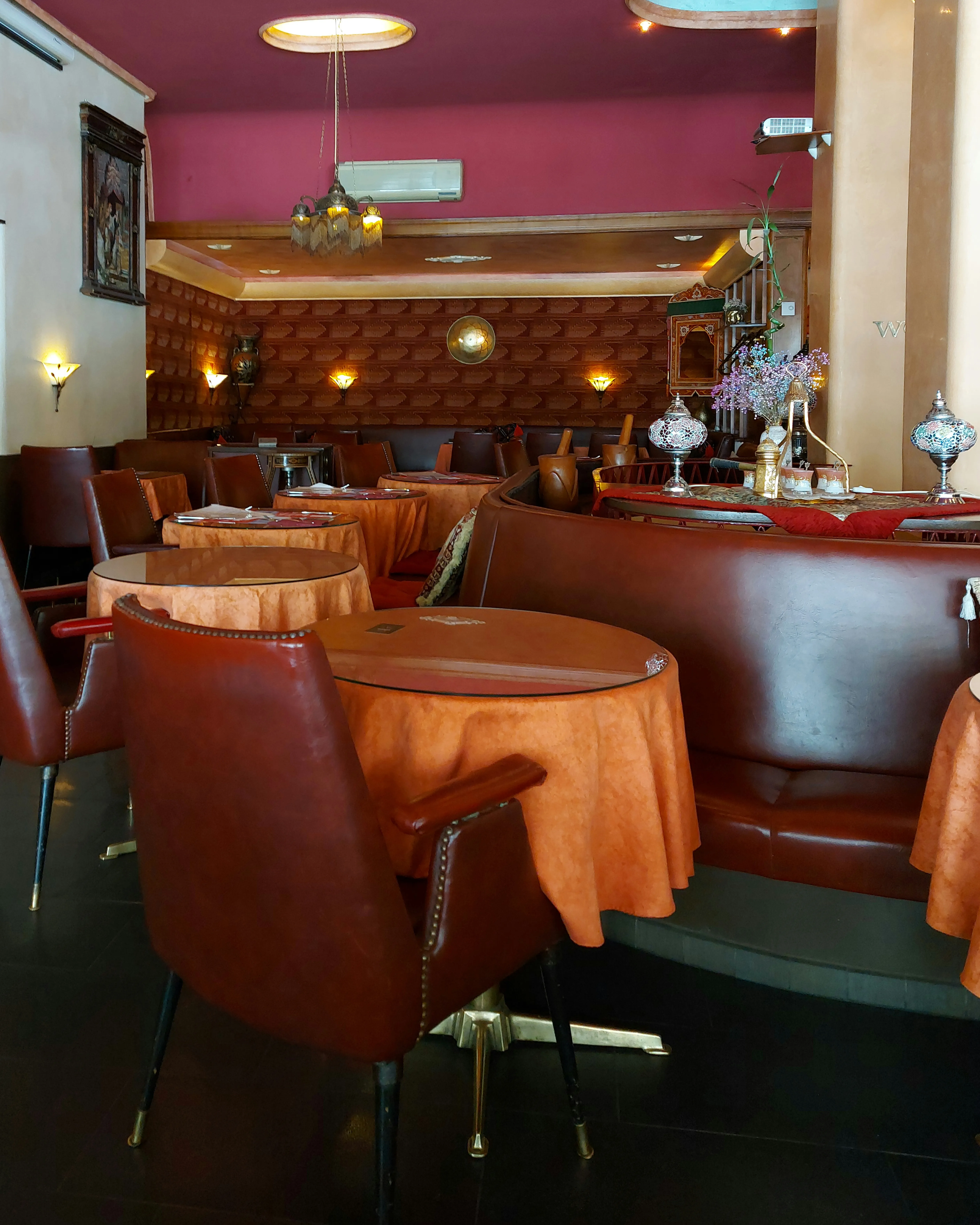 Domino Bern – interior with Bordeaux leather armchairs and bench seating