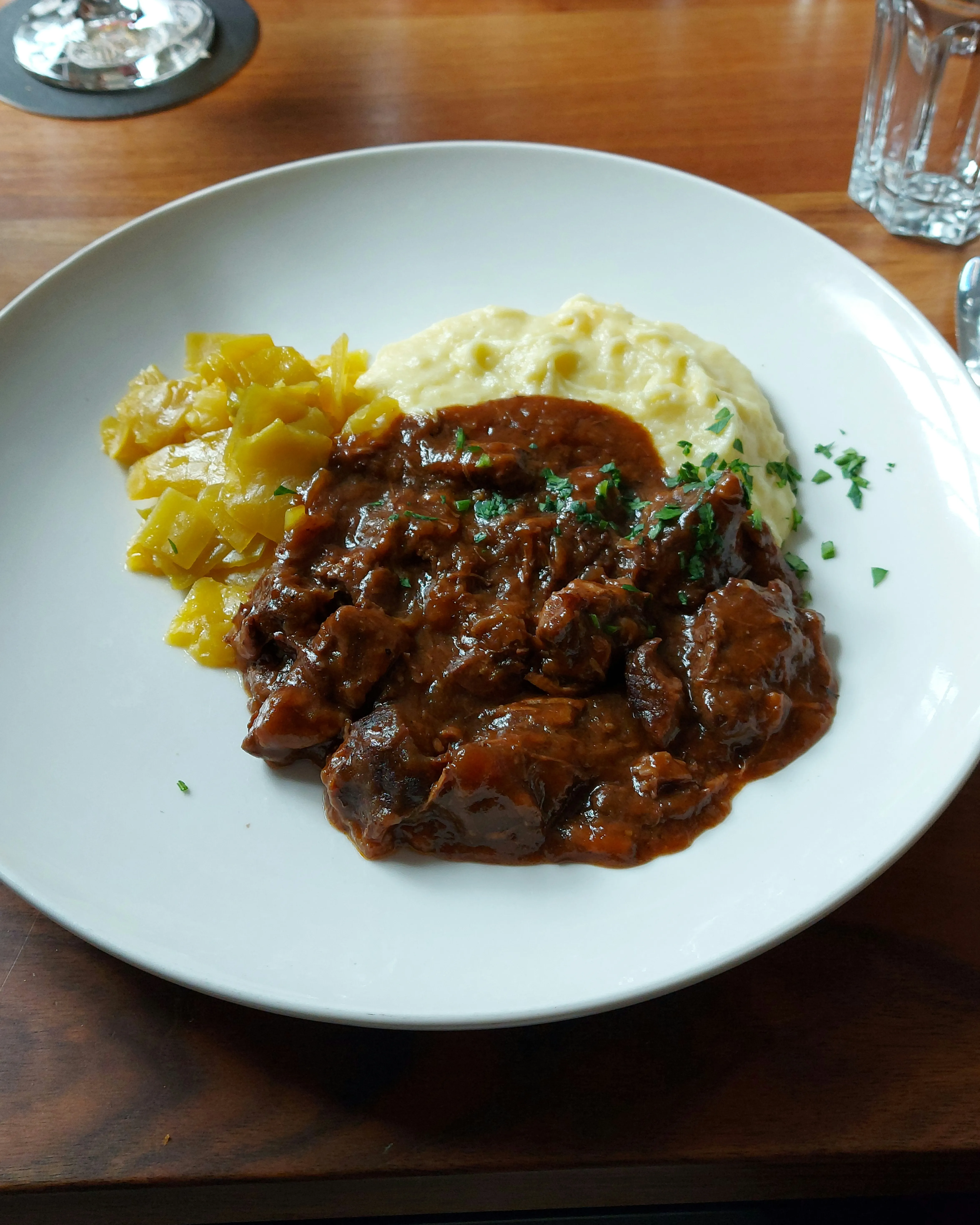 Gulasch mit Kartoffelpurree im Du Nord Bern