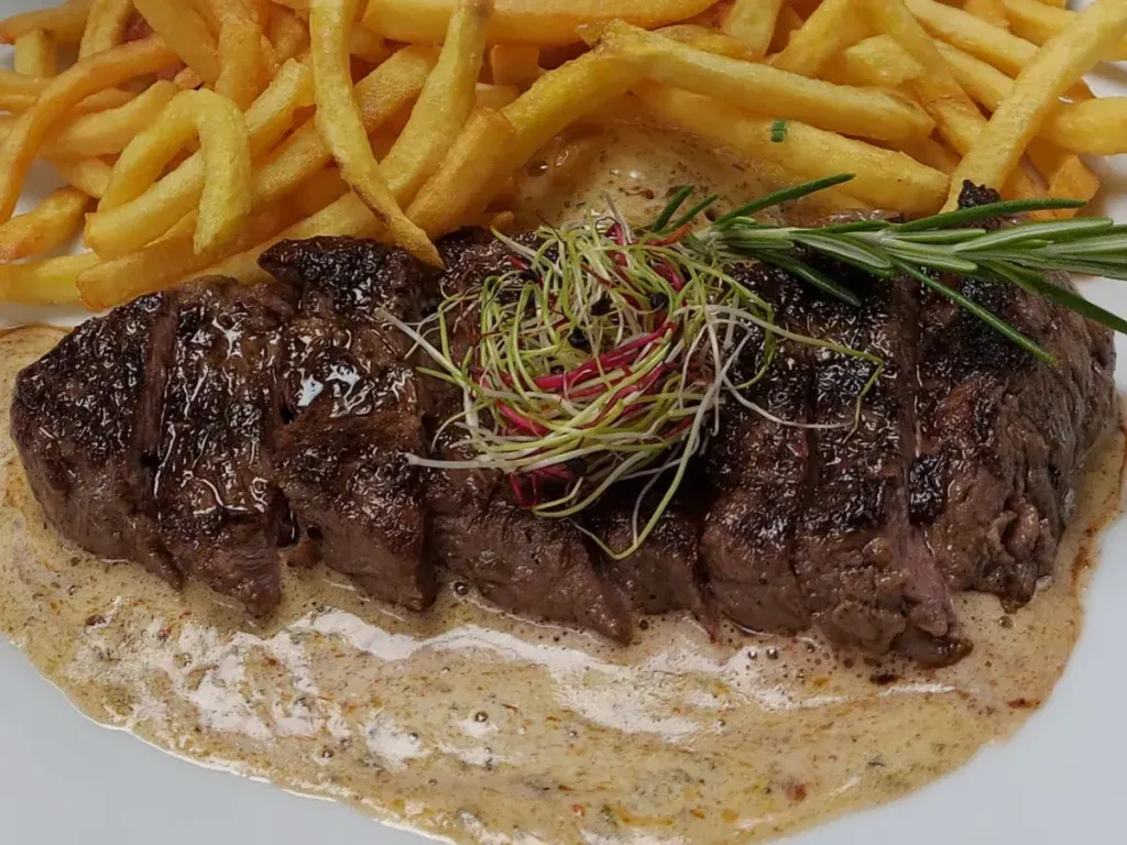 Close-up of the juicy entrecôte with Café de Paris sauce at Federal Bern