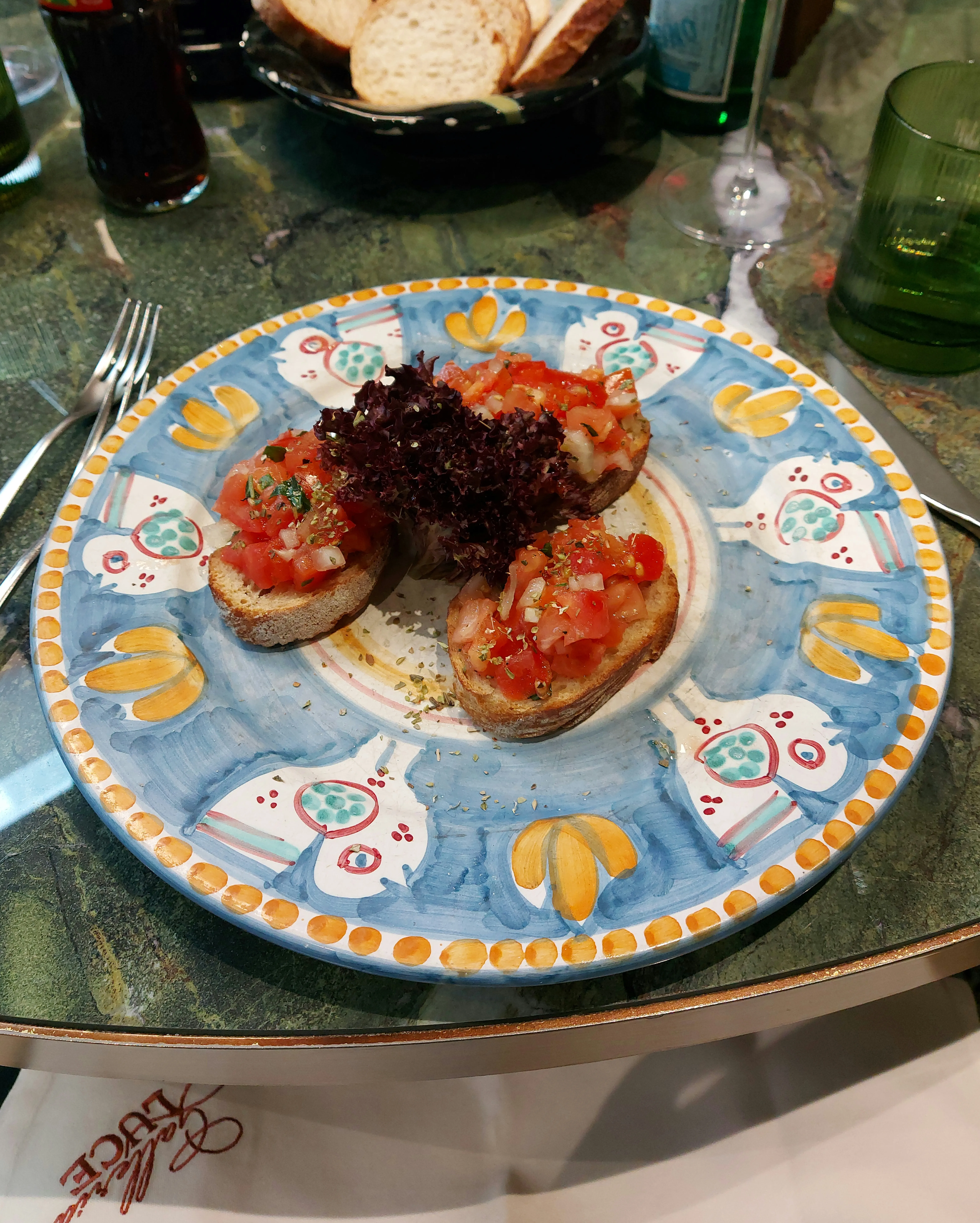 Bruschetta in der Galleria Luce Bern mit getoastetem Brot, Tomaten, Zwiebeln und Knoblauch