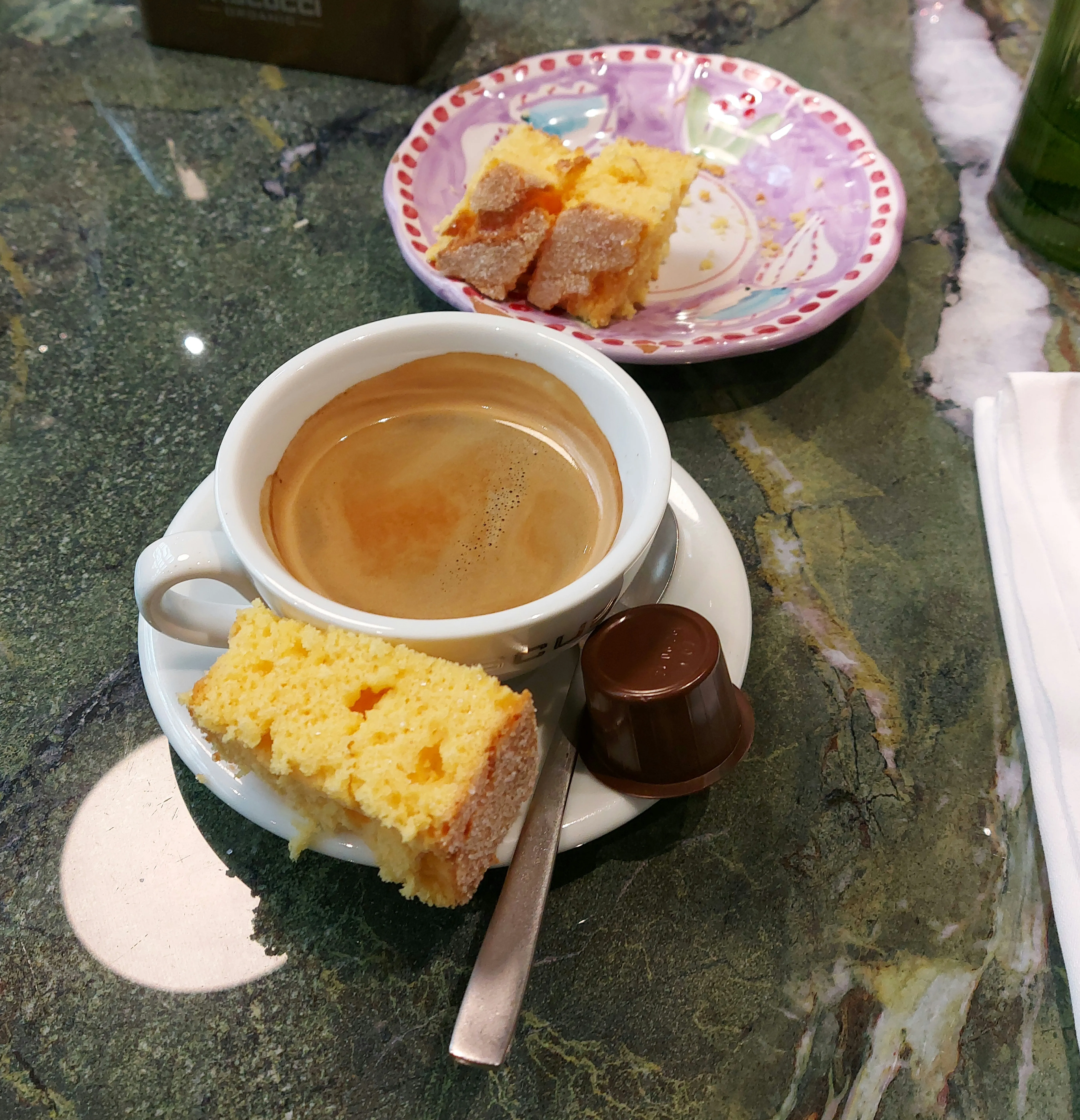Kaffee mit einem Stück Gebäck in der Galleria Luce Bern – der gelungene Abschluss eines stilvollen Abends