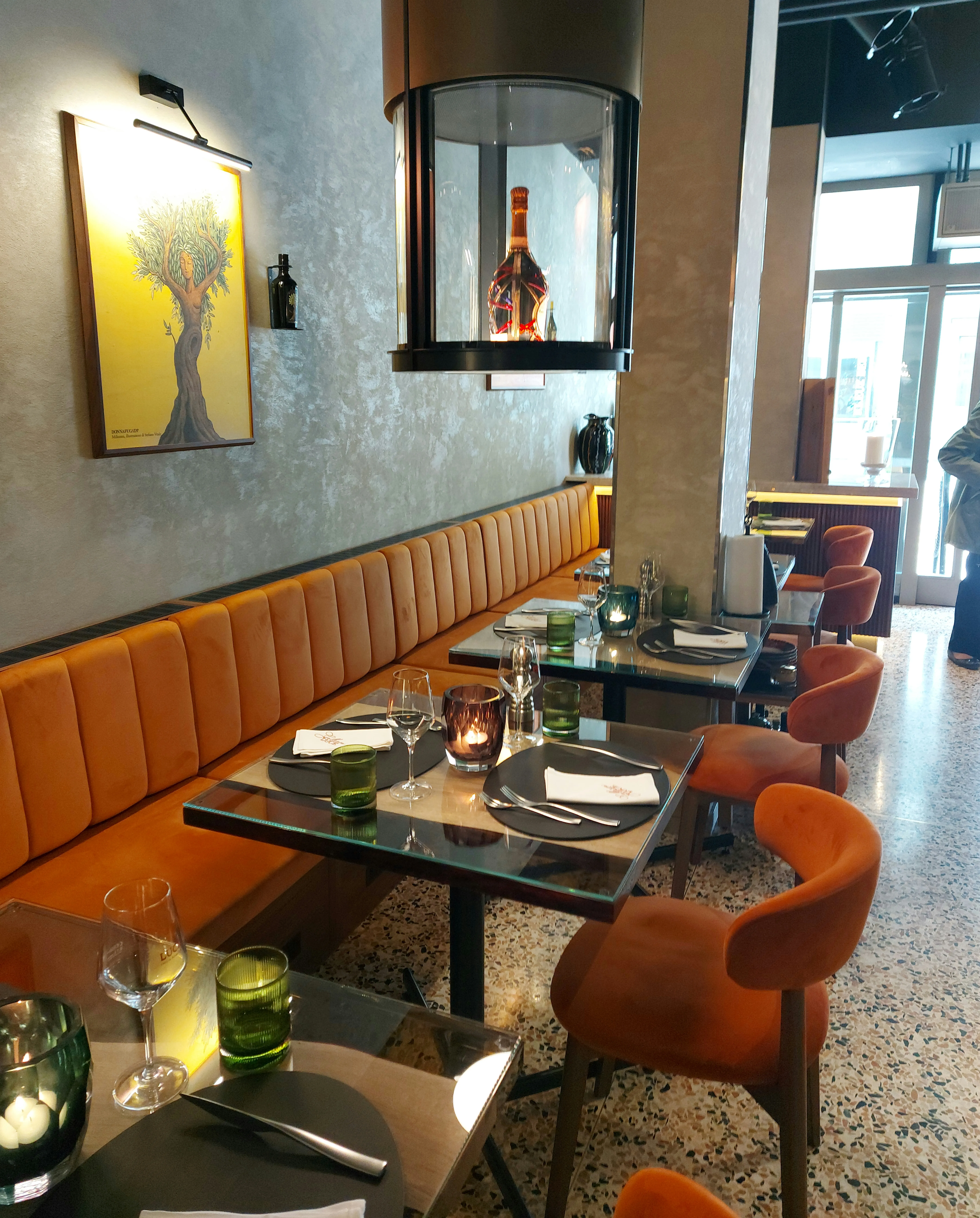 Detailreich gedeckter Tisch in der Galleria Luce Bern mit weisser Tischdecke, Gläsern und Besteck
