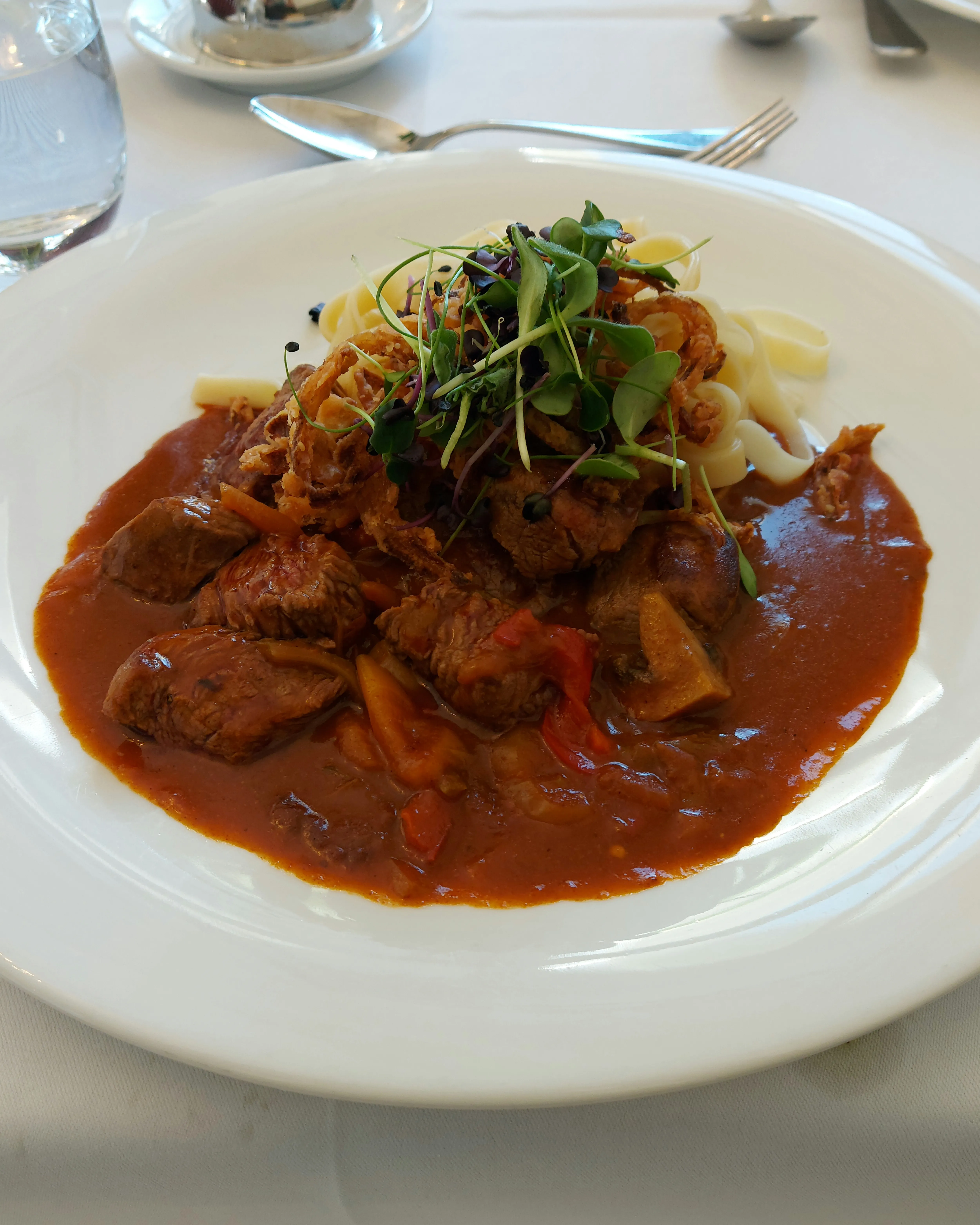 Beef Stroganoff mit hausgemachten Tagliatelle