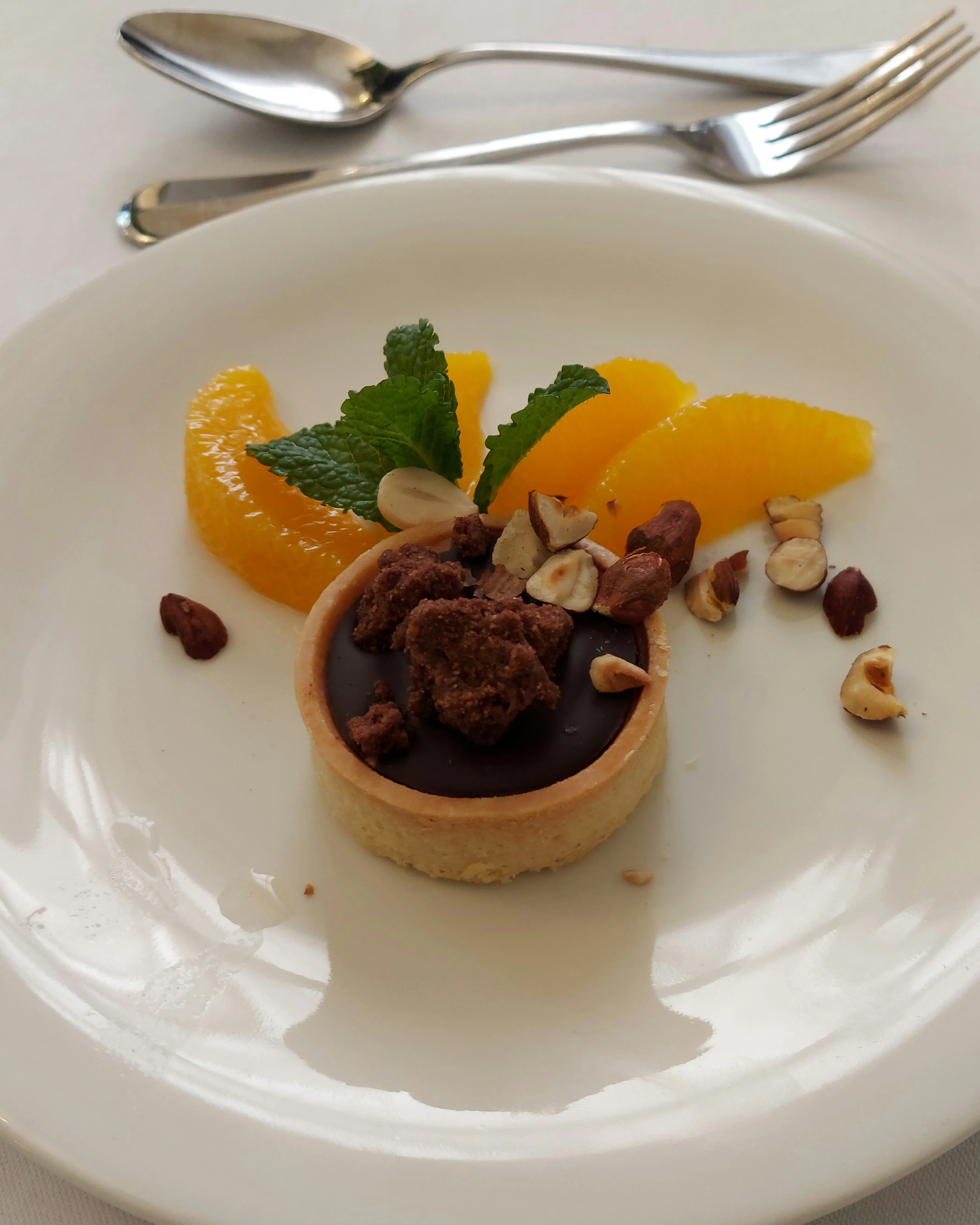Vegane Schokoladentarte mit Haselnuss-Füllung und Orangenfilets
