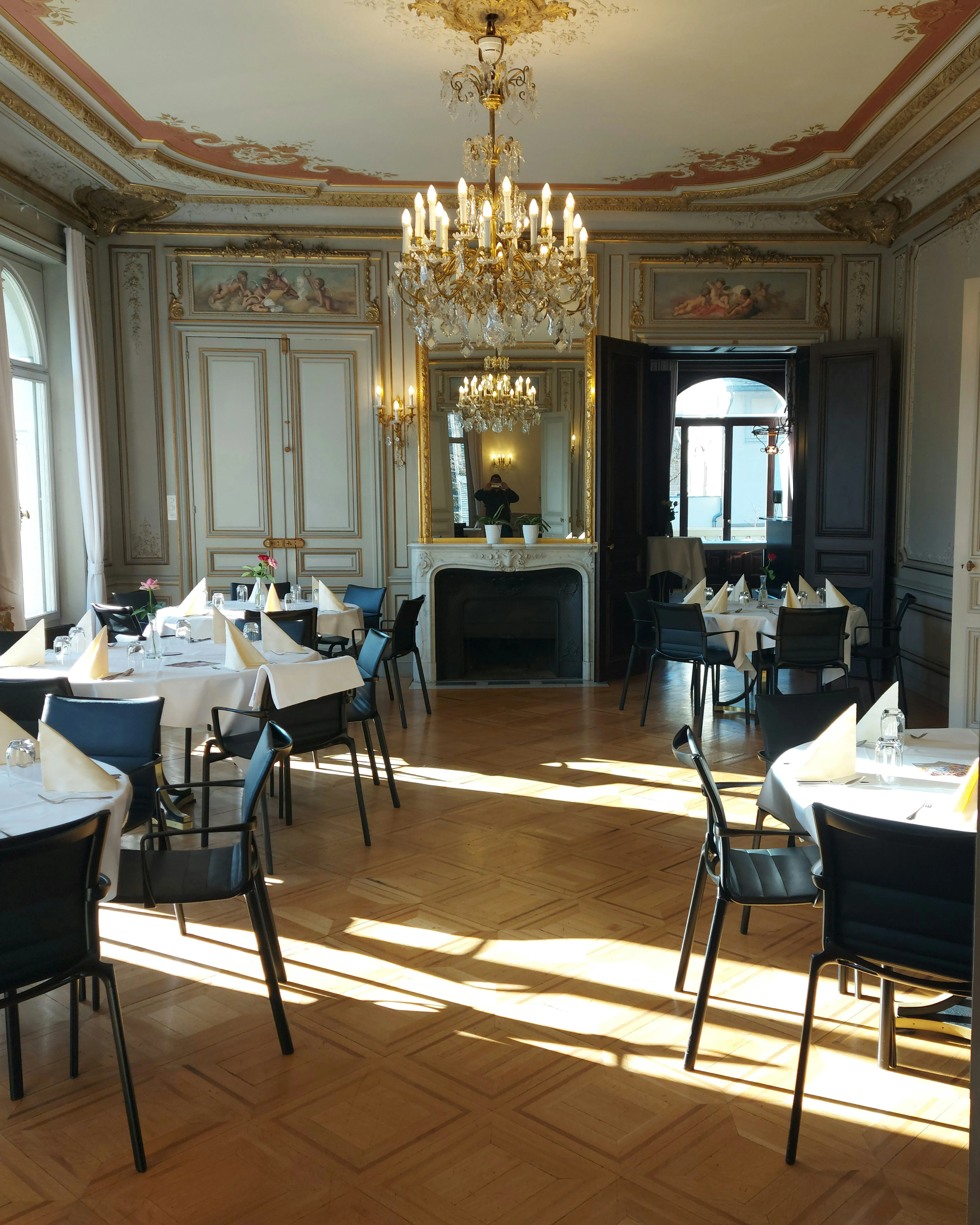 Speisesaal im Haus der Universität mit historischem Flair