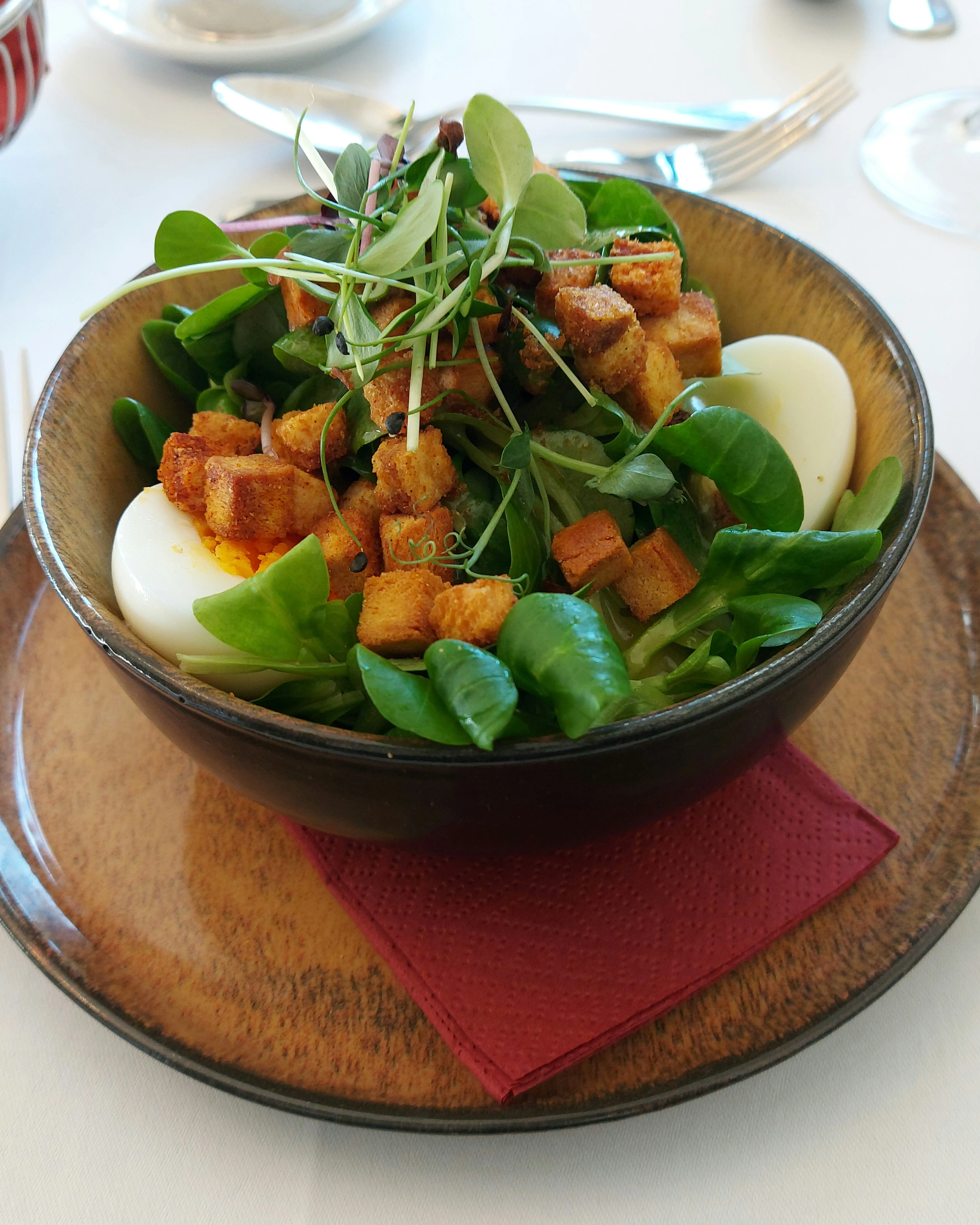 Nüsslersalat mit Ei im Haus der Universität