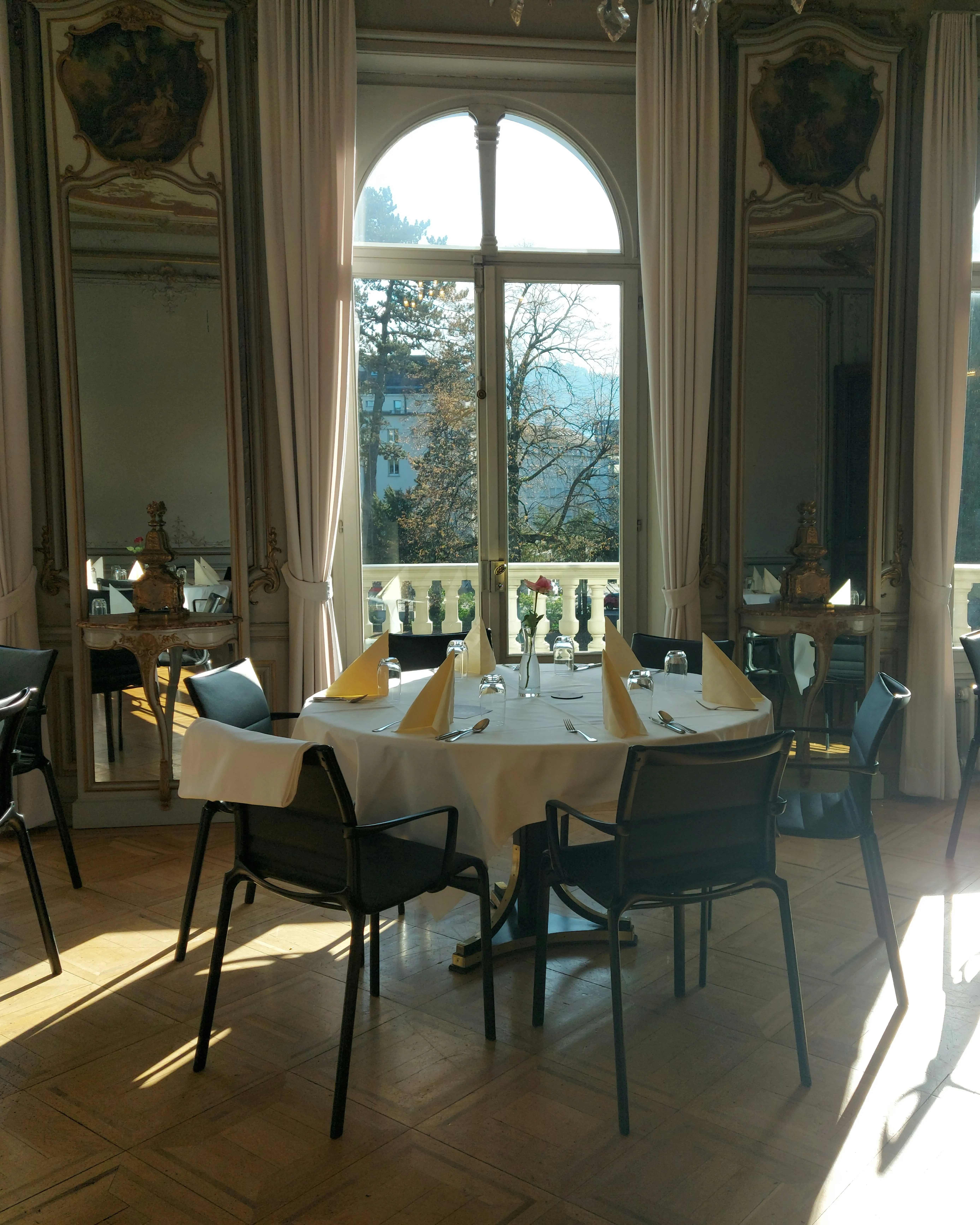 Tisch mit Fensterblick im Haus der Universität