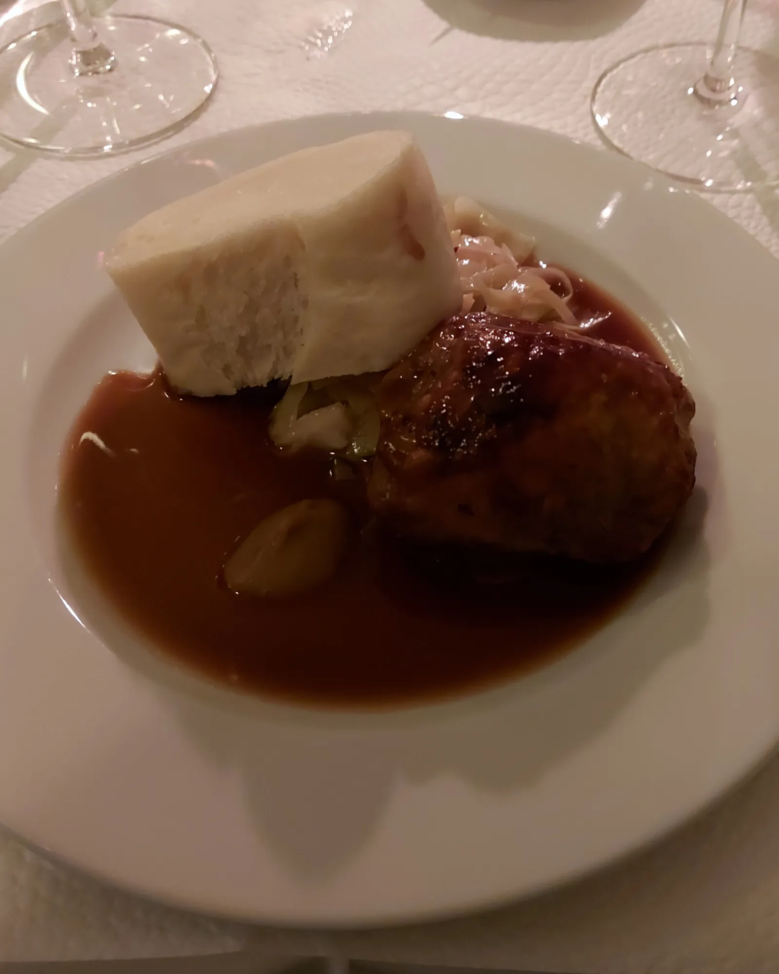 Ausgelöster Perlhuhn Schenkel mit böhmischem Knödel im Hellys Bern