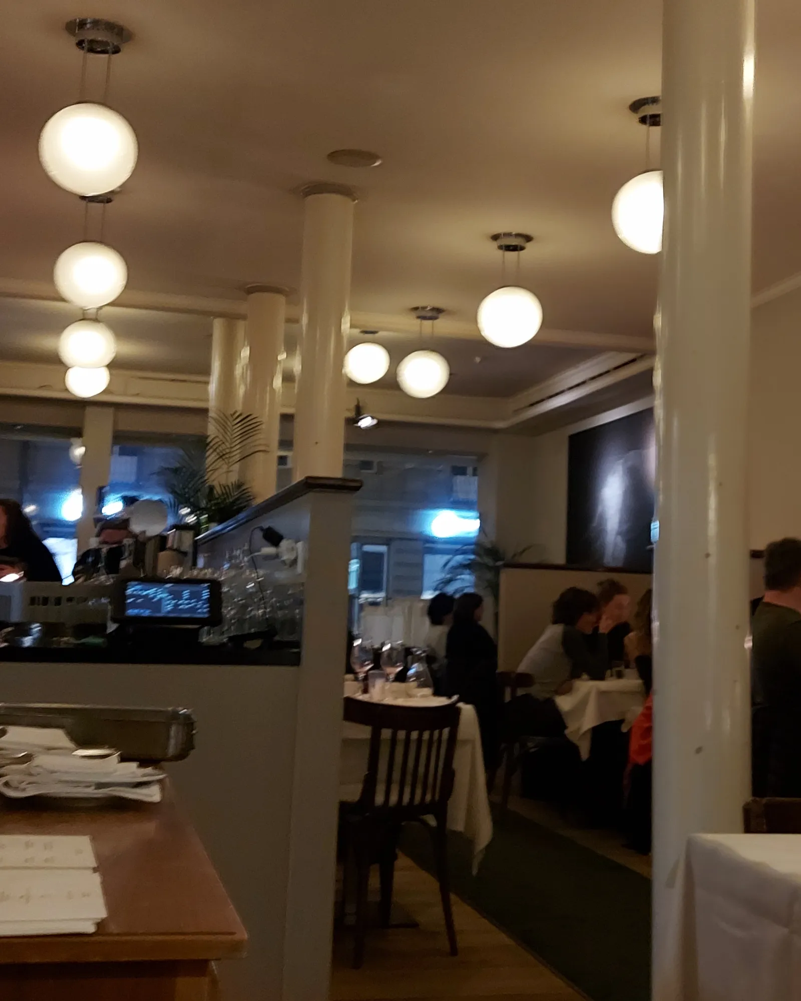 Innenraum des Hellys Bern bei Nacht
