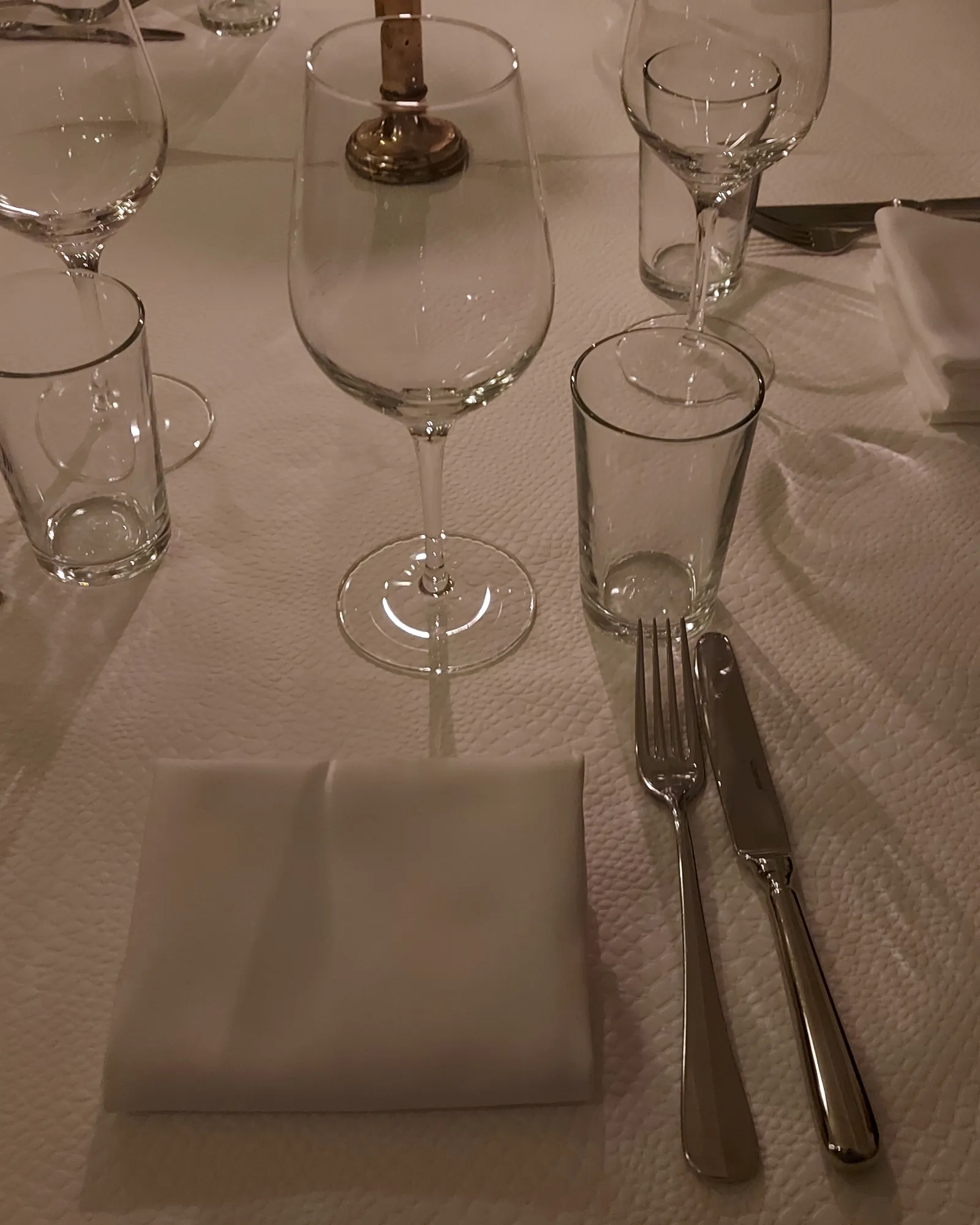 Gedeckter Tisch im Hellys Bern