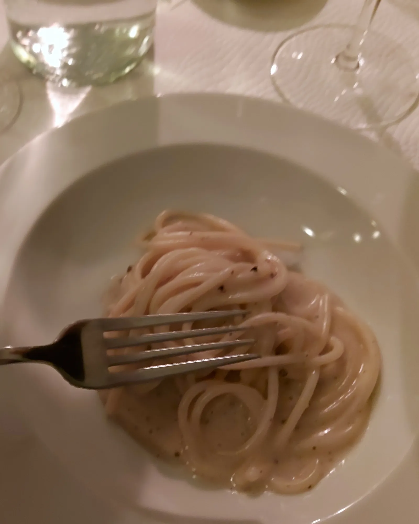 Spaghetti Cacio & Pepe im Hellys Bern