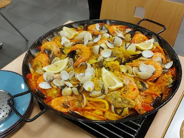 Reichhaltige Paella in La Tribuna de Calvo mit Garnelen, Muscheln, Calamares und Poulet