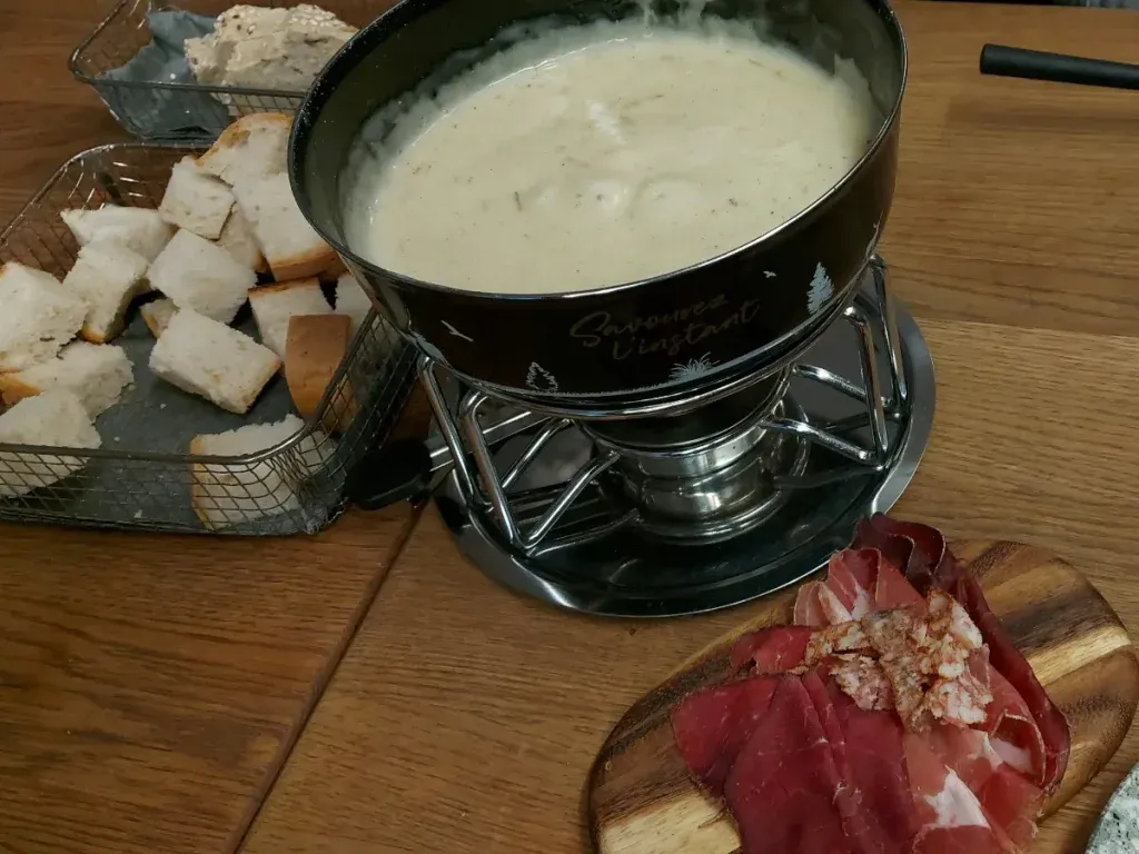 Sämiges Käsefondue im Lötschberg Bern im Caquelon auf einem Rechaud mit Sprit-Brenner
