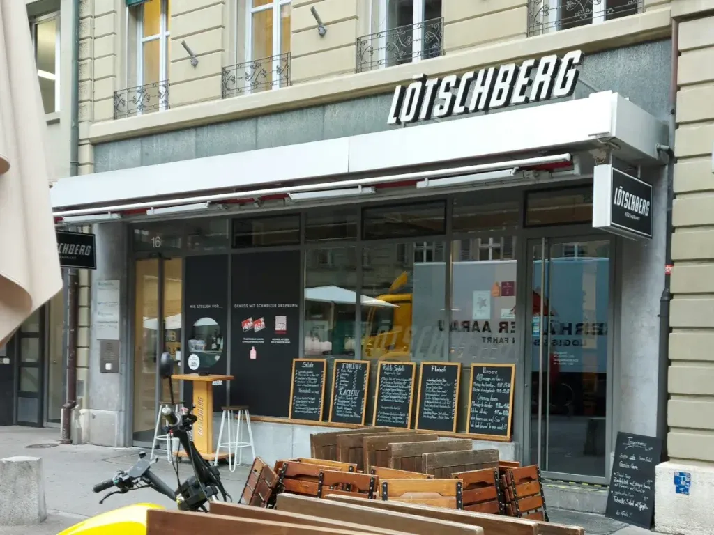 Aussensicht des Lötschberg Bern in der Altstadt mit Fussgängerzone und Tischen