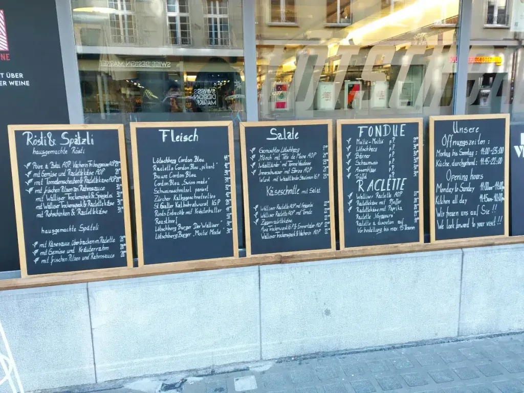 Die Speisekarte des Lötschberg Bern auf einem Tisch, mit Blick auf die Altstadtgasse