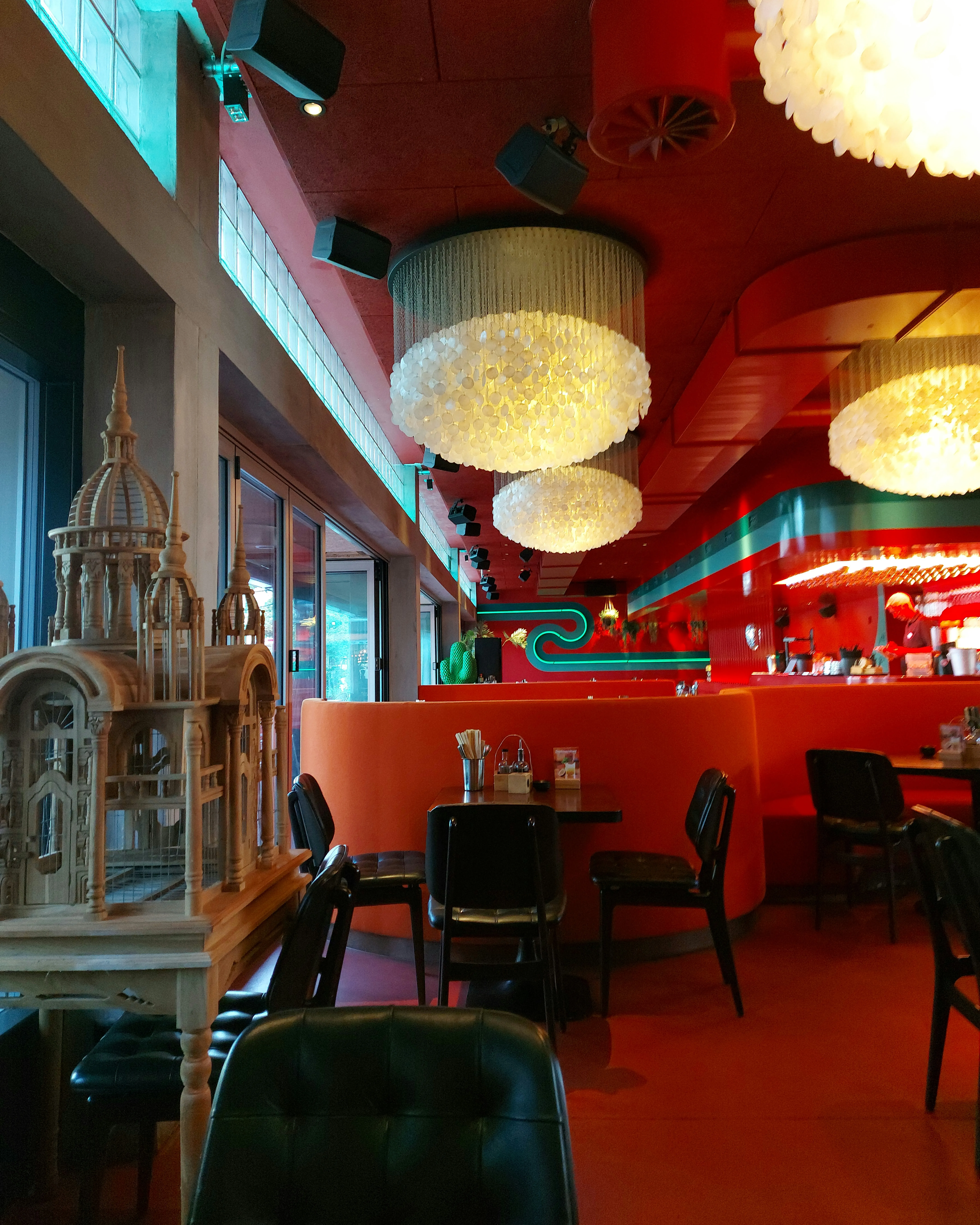 Interieur des Nooch Asian Kitchen Bern Viktoriaplatz mit dunklen Holztischen und roten Akzenten