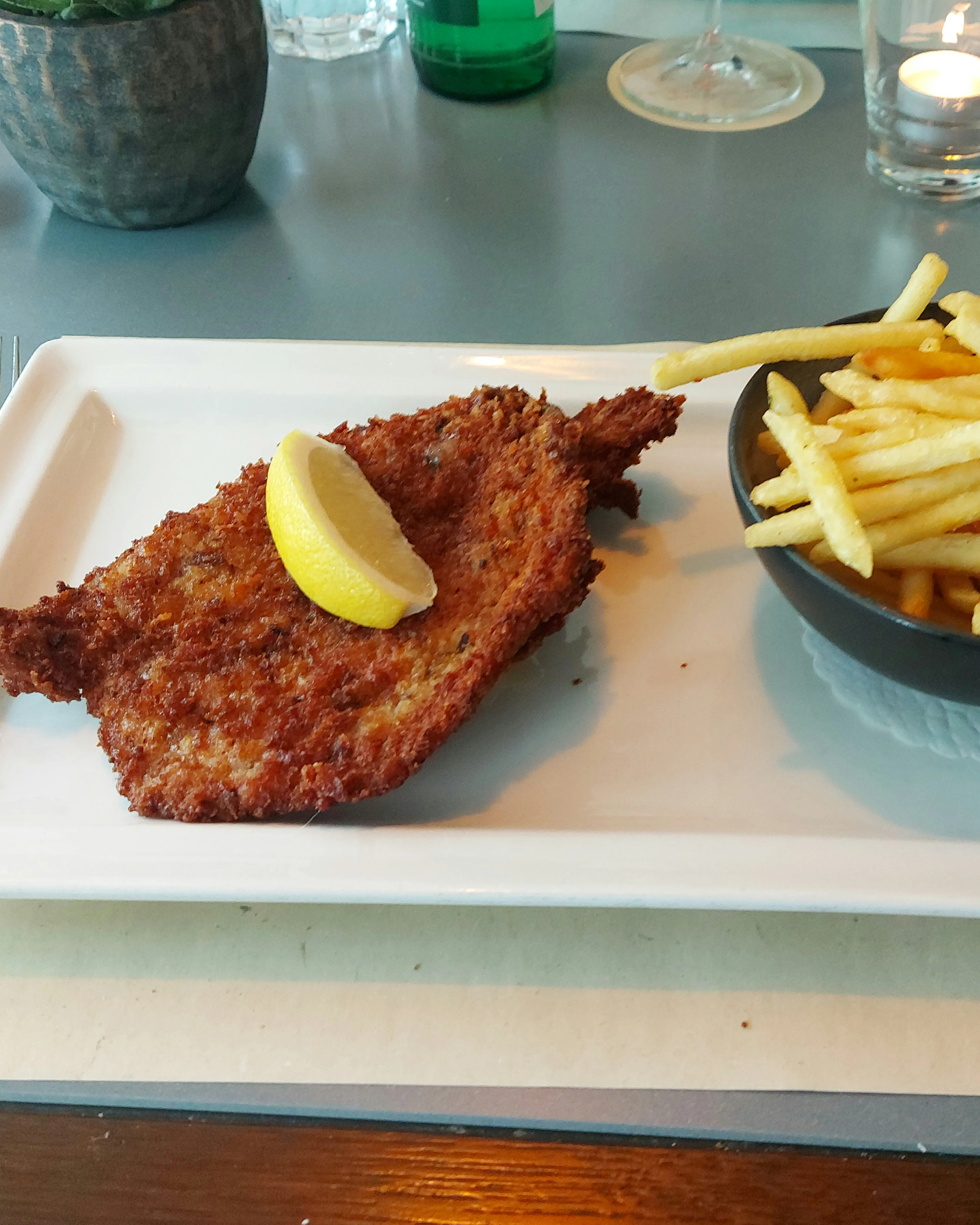 Cordon Bleu mit Pommes Frites im Röschtigrabe