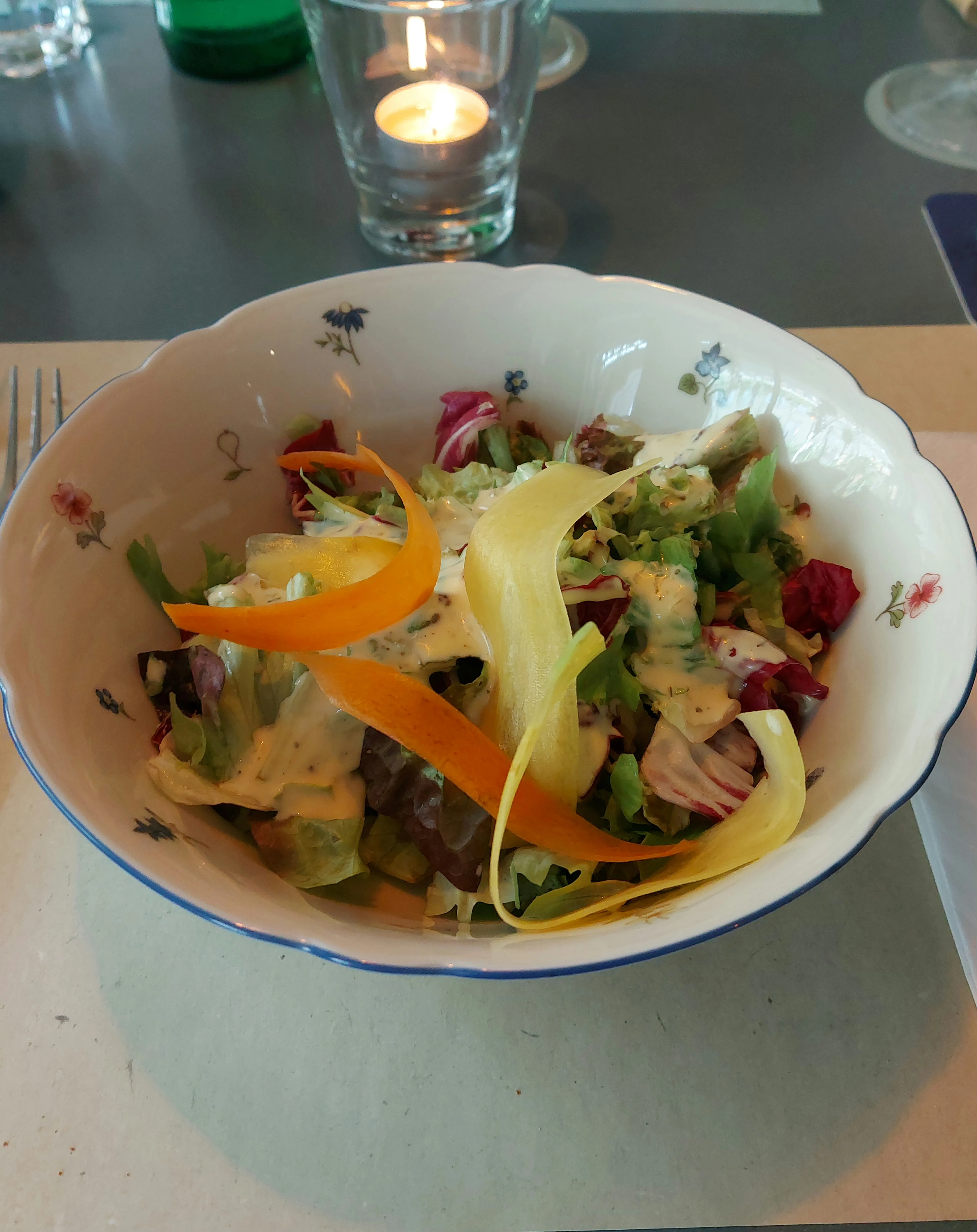 Salat mit französischem Dressing im Röschtigrabe
