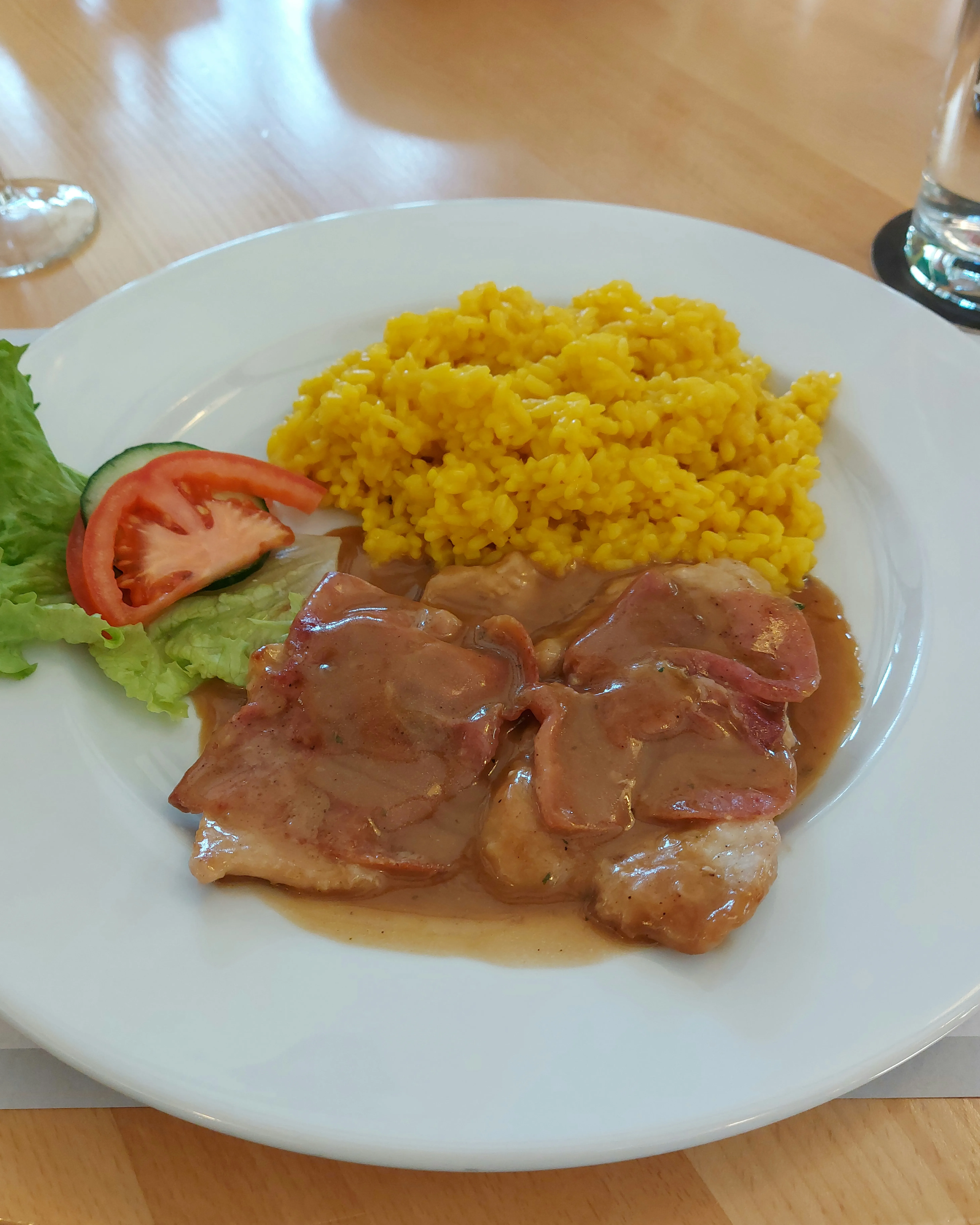 Saltimbocca mit Safranrisotto im Seidenhof Bern