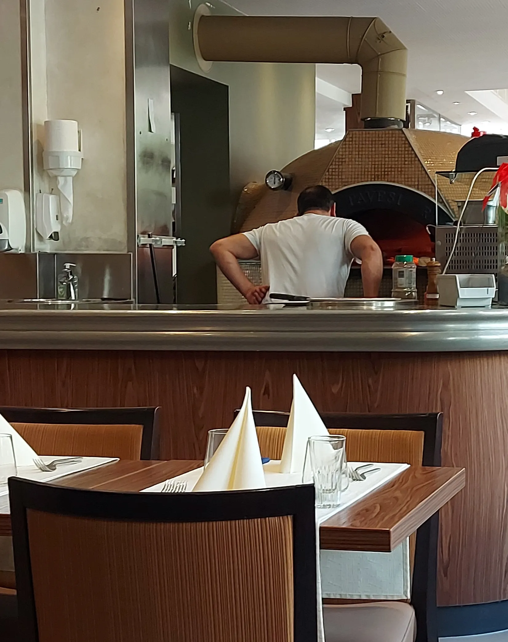 Pizzaiolo at the wood-fired oven at Settebello Bern