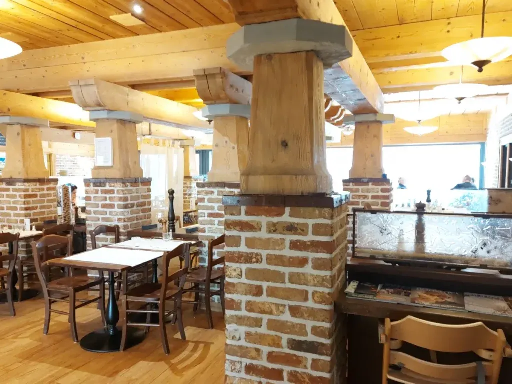 Rustic interior of Tre Fratelli Bern with brick and wooden supports