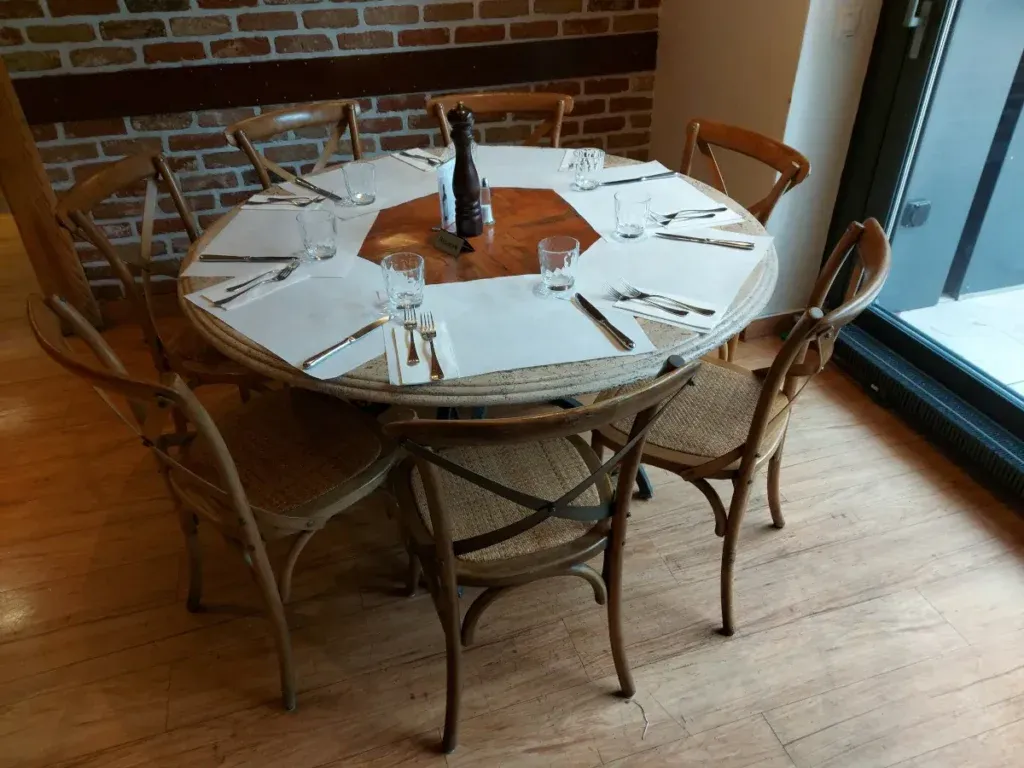 Set wooden table at Tre Fratelli Bern