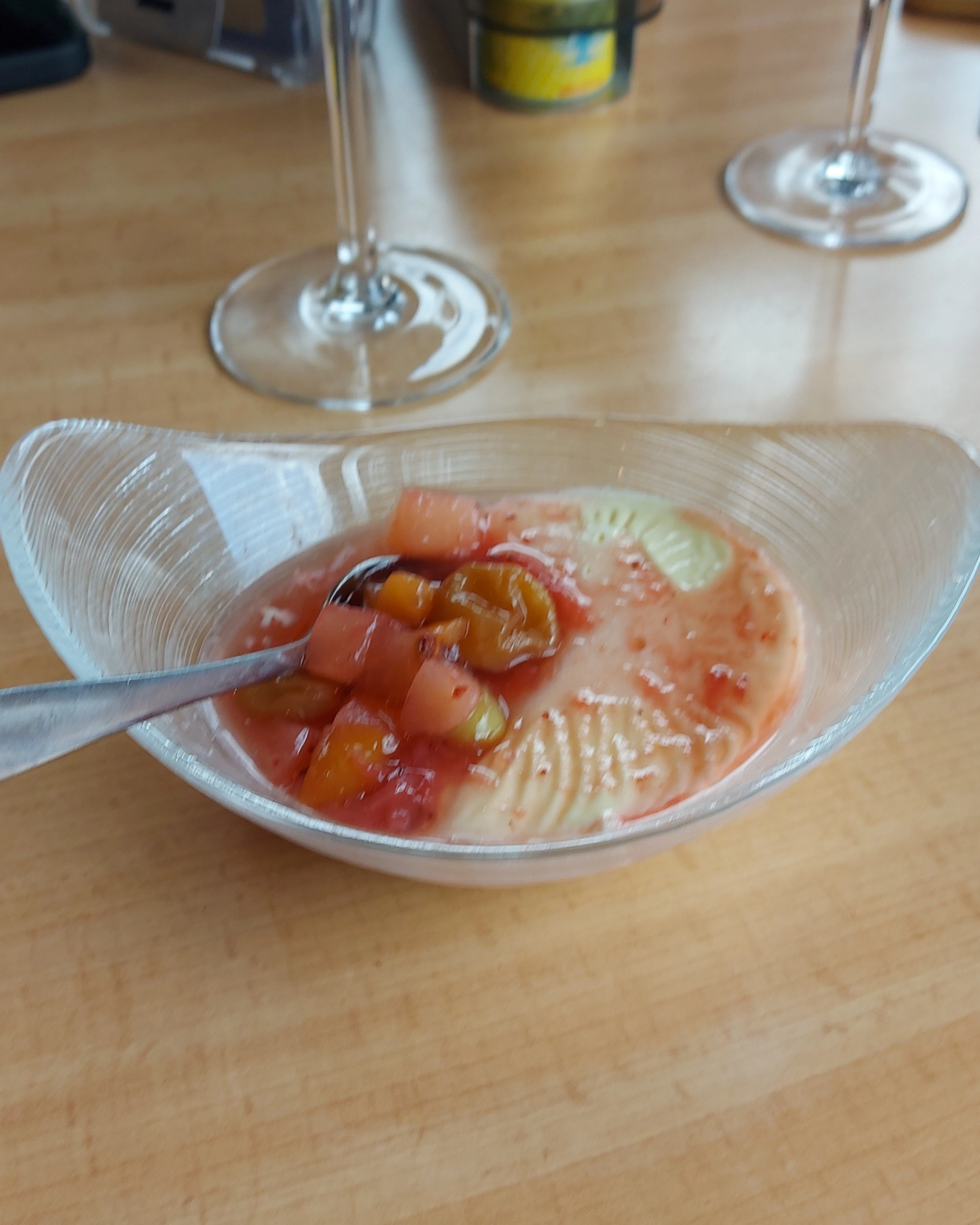 Gratis-Panna cotta mit Fruchtsalat in der Trucker Restaurant Bar Bern
