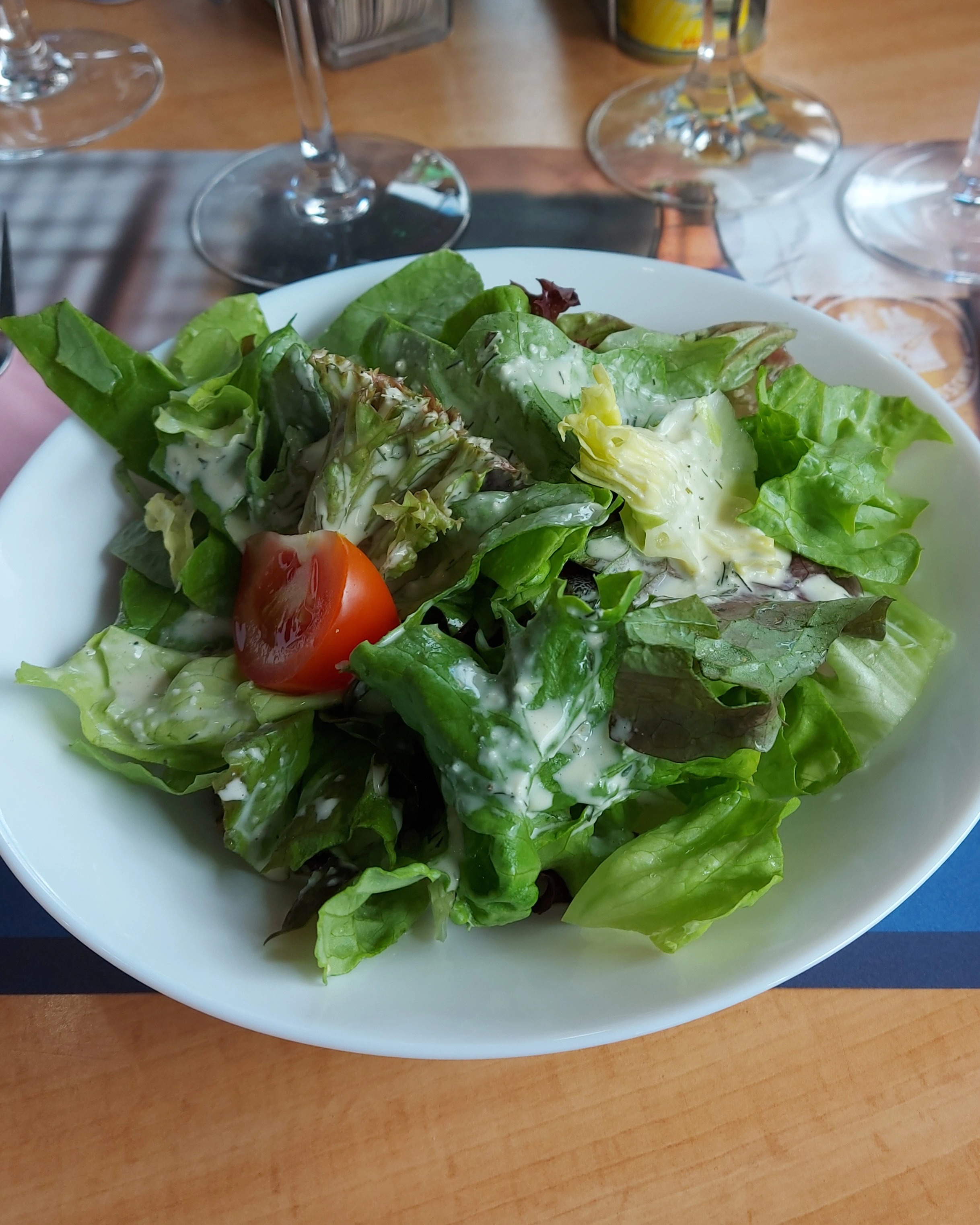 Grüner Salat mit sämiger Dillsauce in der Trucker Restaurant Bar Bern