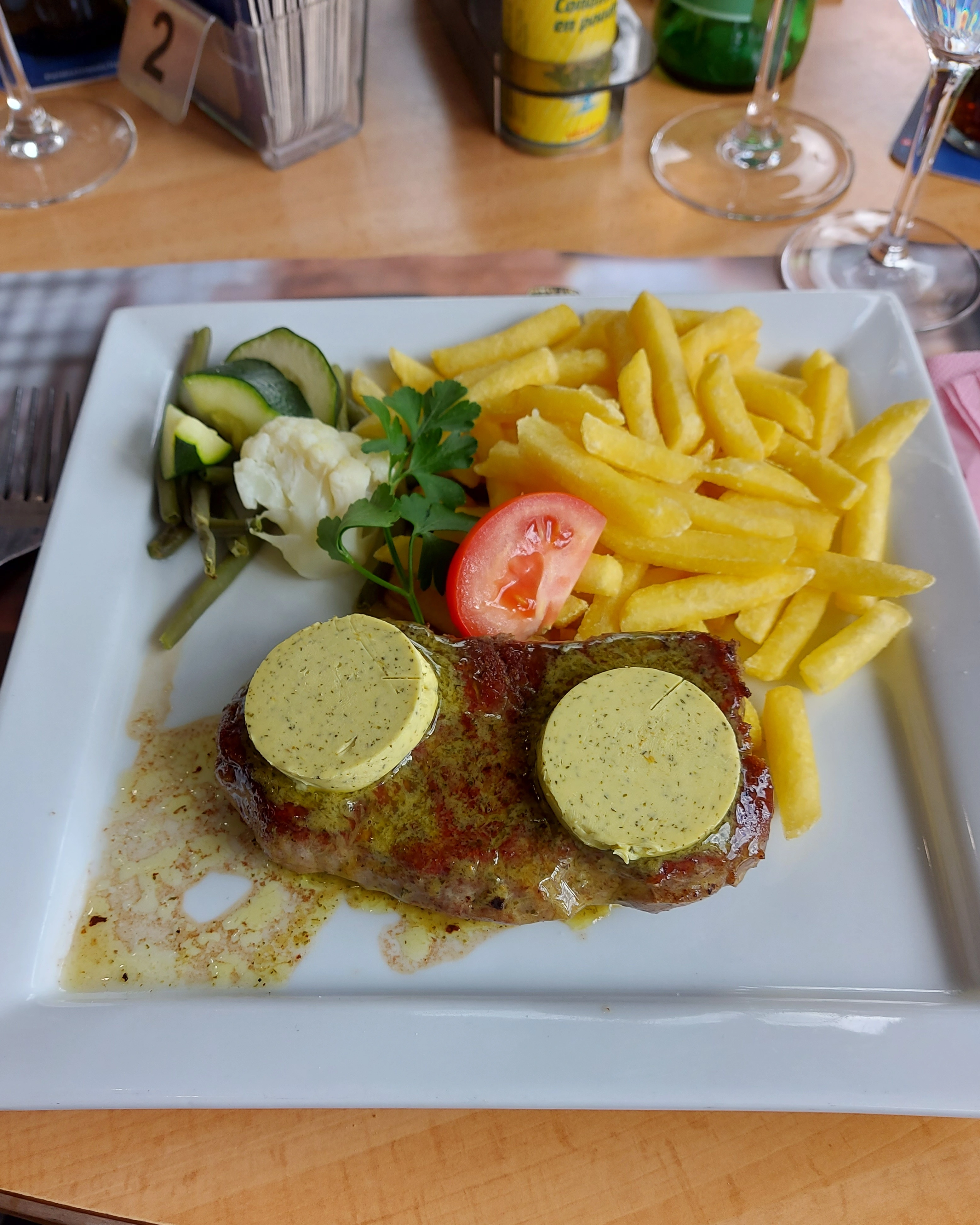 Entrecôte mit Kräuterbutter und Pommes in der Trucker Restaurant Bar Bern